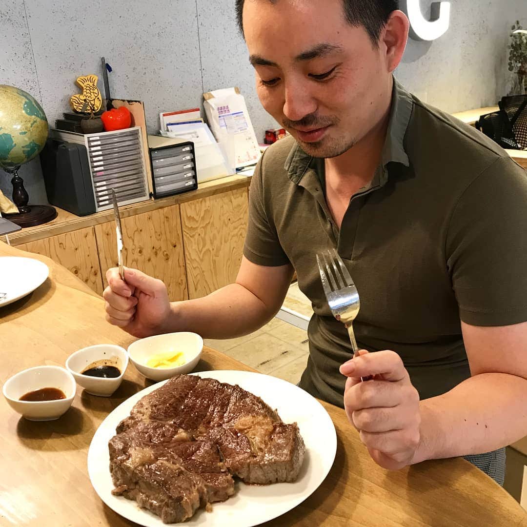 のインスタグラム：「【今日のもぐもぐ】 THE お肉！！！！！！！！ とっても美味しそう！！！ #コワーキングスペース #シェアオフィス #いいオフィス上野 #新御徒町 #キッチン #肉 #ステーキ #もぐもぐ #筋肉  #dinner #kitchen #beef」