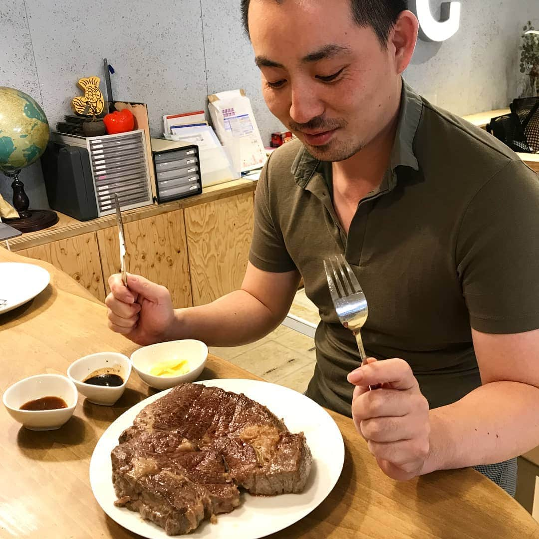 いいオフィスさんのインスタグラム写真 - (いいオフィスInstagram)「【今日のもぐもぐ】 THE お肉！！！！！！！！ とっても美味しそう！！！ #コワーキングスペース #シェアオフィス #いいオフィス上野 #新御徒町 #キッチン #肉 #ステーキ #もぐもぐ #筋肉  #dinner #kitchen #beef」4月4日 19時05分 - e_office_ueno