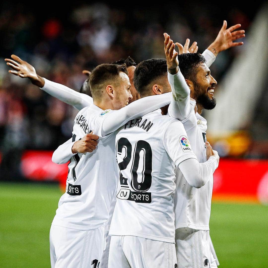 デニス・チェリシェフのインスタグラム：「Equipo 🦇⚽️😊」