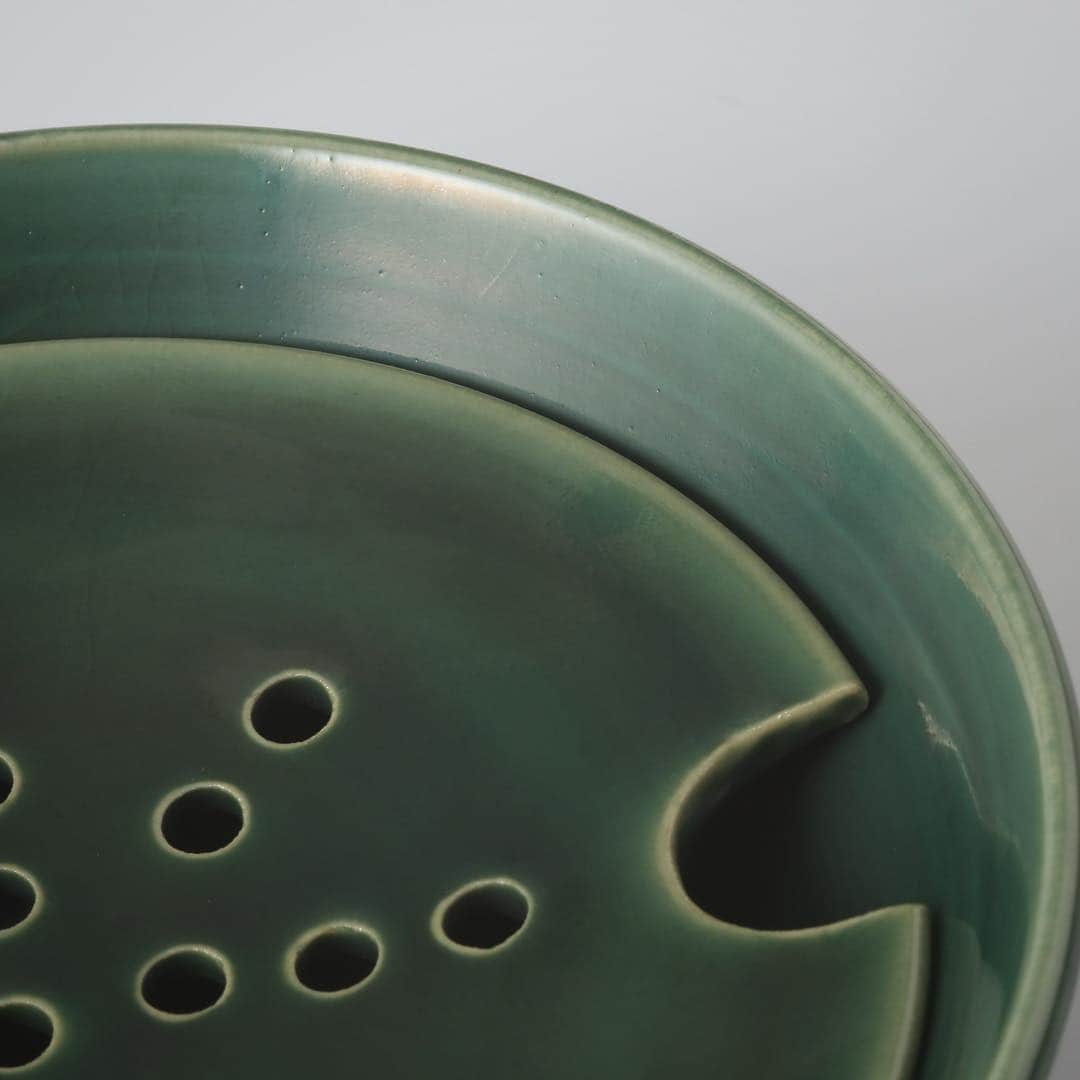 さんのインスタグラム写真 - (Instagram)「【大堀相馬焼 陶吉郎窯 水切り皿】 . 水切り皿の始まりは、30年くらい前の近藤家の食卓でした。冷奴を食べていた時に、お皿を使う側の実感から生まれた器だといいます。  大堀相馬焼の伝統の二重構造にもつながる形状を持ちながら、下の器を単独で使うこともできます。手づくりの温かみを感じるのは、水切りの穴を一つ一つ手で開けているから。  ご家庭の食卓でも、飲食店のお料理にも、自由な発想で使い方と楽しみ方を広げていただければ、うれしく思います。  #大堀相馬焼 #陶吉郎窯 #福島県 #いわき市 #陶芸 #陶器 #陶磁器 #二重構造 #水切り皿 #伝統工芸品 . ーーーーーーーーーーーーーーーーーーーーーーーーーーーー . 【Ōborisōma Ware Toukichirougama Draining Dish】 . This draining dish began 30 years ago at the Kondo family's dining table. It is said that the vessel was born from the senses felt by the person using the plate when eating cold tofu.  While maintaining the double layer structure of traditional Ōborisōma ware, the lower vessel can also be used on its own. The warmth of handmade wares can be felt because each hole of the draining dish is opened by hand.  We would be happy if the joys of using this dish in every way imaginable spread to your family table as well as to restaurants.  #ohorisomayaki  #Fukushima #IwakiCity #ceramics #ceramics #ceramics #ceramics #traditionaldishes」4月4日 19時06分 - somayaki_matsunaga