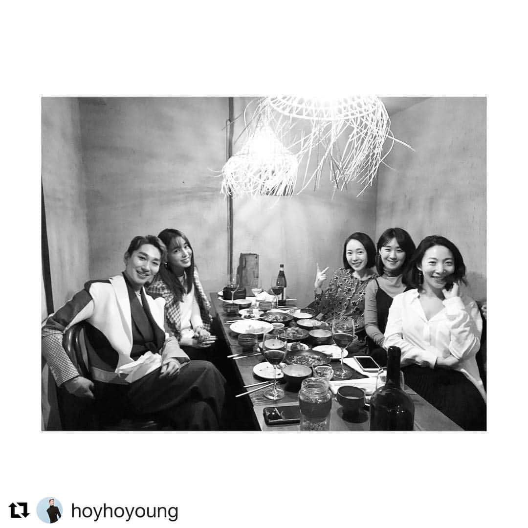 イ・ミンジョンさんのインスタグラム写真 - (イ・ミンジョンInstagram)「#Repost @hoyhoyoung with @get_repost ・・・ #용기 . 가까운 사이 일수록 용기가 필요하다 .  말을 할 수 있는 용기 . 말을 들을 수 있는 용기 .  말해 줄 수 있는 용기 .  미움받을 수 있는 용기 .  용서를 구할 수 있는 용기 .  용서를 해 줄 수 있는 용기 . 눈물을 보일 수 있는 용기 .  눈물을 같이 흘릴 수 있는 용기 . 떠나는 친구를 잘 보낼 수 있는 용기 . 잘되길 바라는 용기 . . . . 사람한테 그릇이 크다 라는 표현을 한다 . 물건을 담는 그릇도 #용기 라고 불리운다 . . . .  나는 얼마나 많은 그리고 얼마나 큰 #용기 를 갖고 있을까 . . . .  #한남동 #부토 #한남부토 #한식바 에서 . 용기있는 그녀들과 ^^ 🍷」4月4日 19時08分 - 216jung