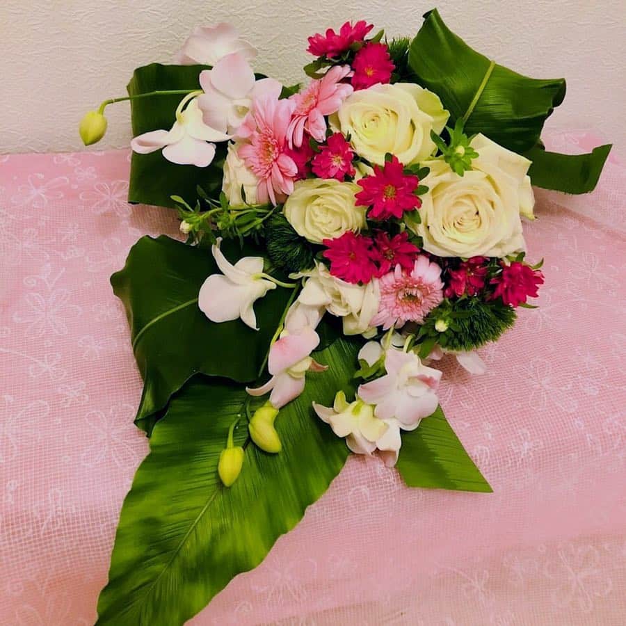 BIO-RAL靭店さんのインスタグラム写真 - (BIO-RAL靭店Instagram)「. 🌼フラワーアレンジメント教室のお知らせ🌿 . ただいま『葉物を使ったフラワーブーケ』の受付を行っております💓 . 初めての方も大歓迎❗️ 1回完結型の教室です🤗 . 🌼4月13日(土)14:30〜16:00 定員15名・参加料4,000円  お申込み・詳細は、 サービスカウンター（06-6447-5511）にて お問い合わせください☎︎🎶 ※サービスカウンター受付は10:00〜21:00🕘 ※申込締切、変更・キャンセルは開催5日前までとなります . お花を通じて心身ともにリラックスしましょう❤️ . #ビオラル #bioral #ビオラル靭店 #ライフ #ライフコーポレーション #ナチュラルスーパーマーケット #靭公園 #阿波座 #フラワーアレンジメント #フラワーアレンジメント教室 #フラワーブーケ #ブーケ #花のある暮らし #花のある生活」4月4日 19時10分 - bioral_west