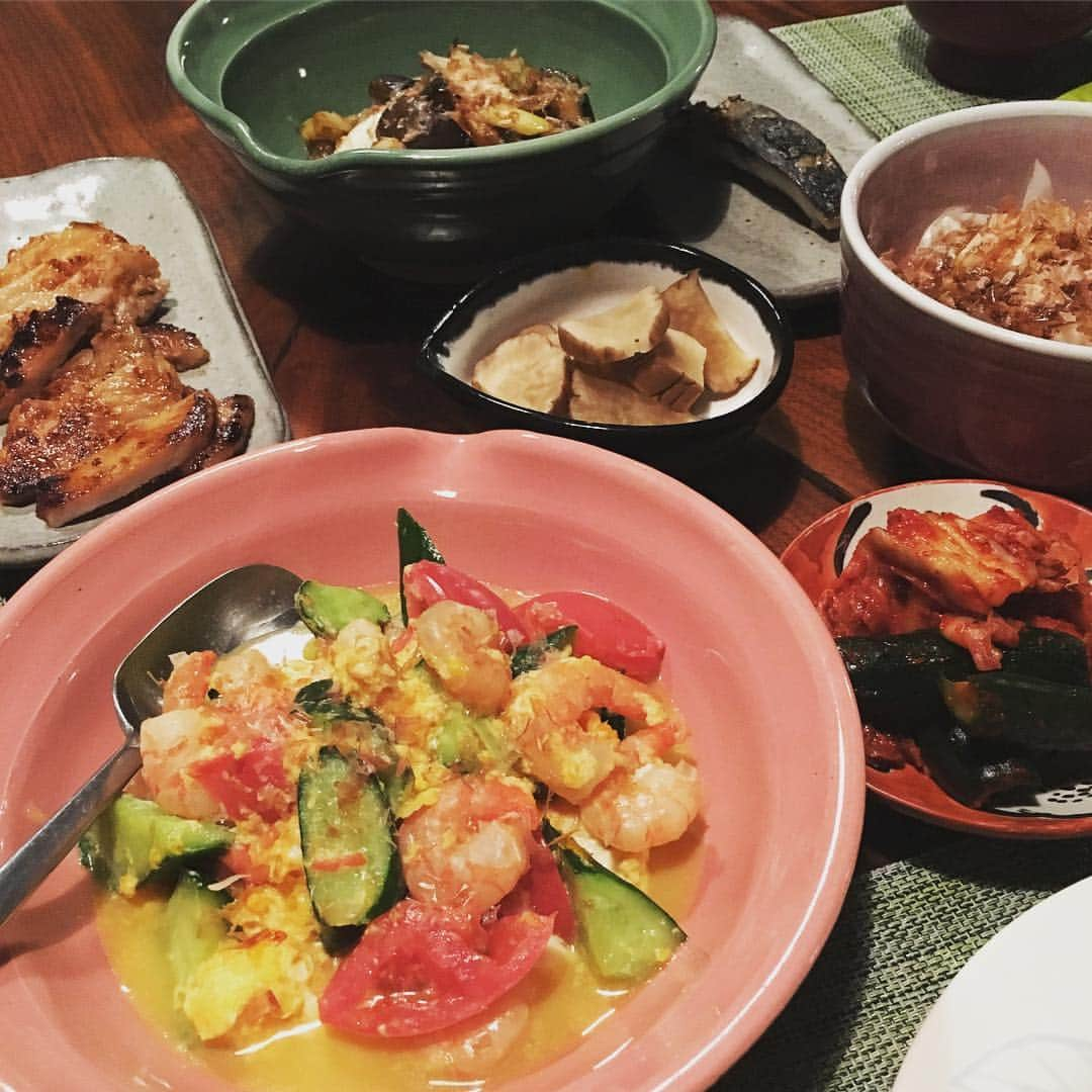 高岡早紀 さんのインスタグラム写真 - (高岡早紀 Instagram)「今夜のご飯は、ウチにあるものでチャチャッと。。 娘がカラフルだねって。 色味は大事。 #早紀おウチごはん #どれだけ久しぶりの投稿かしら #おウチごはん #今夜は「向かいのバズる家族」見てね〜 #ムカバズ」4月4日 19時16分 - saki_takaoka