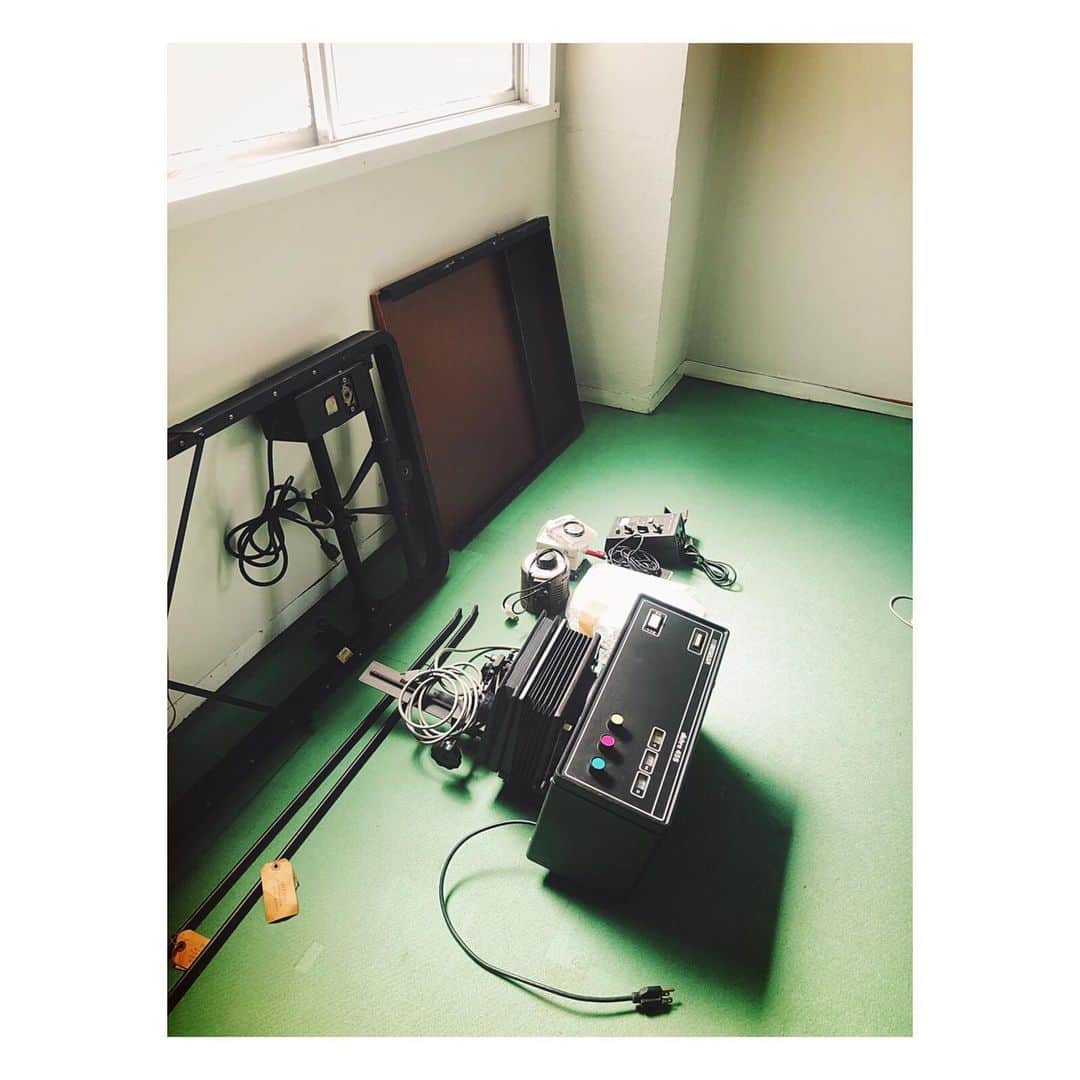 高橋ヨーコさんのインスタグラム写真 - (高橋ヨーコInstagram)「引き伸ばし機が巨大すぎて暗室からだせなかった件😥 なんとか出せたけど分解の仕方忘れてた… #Beseler #Enlarger #darkroom」4月4日 19時28分 - yoko1970