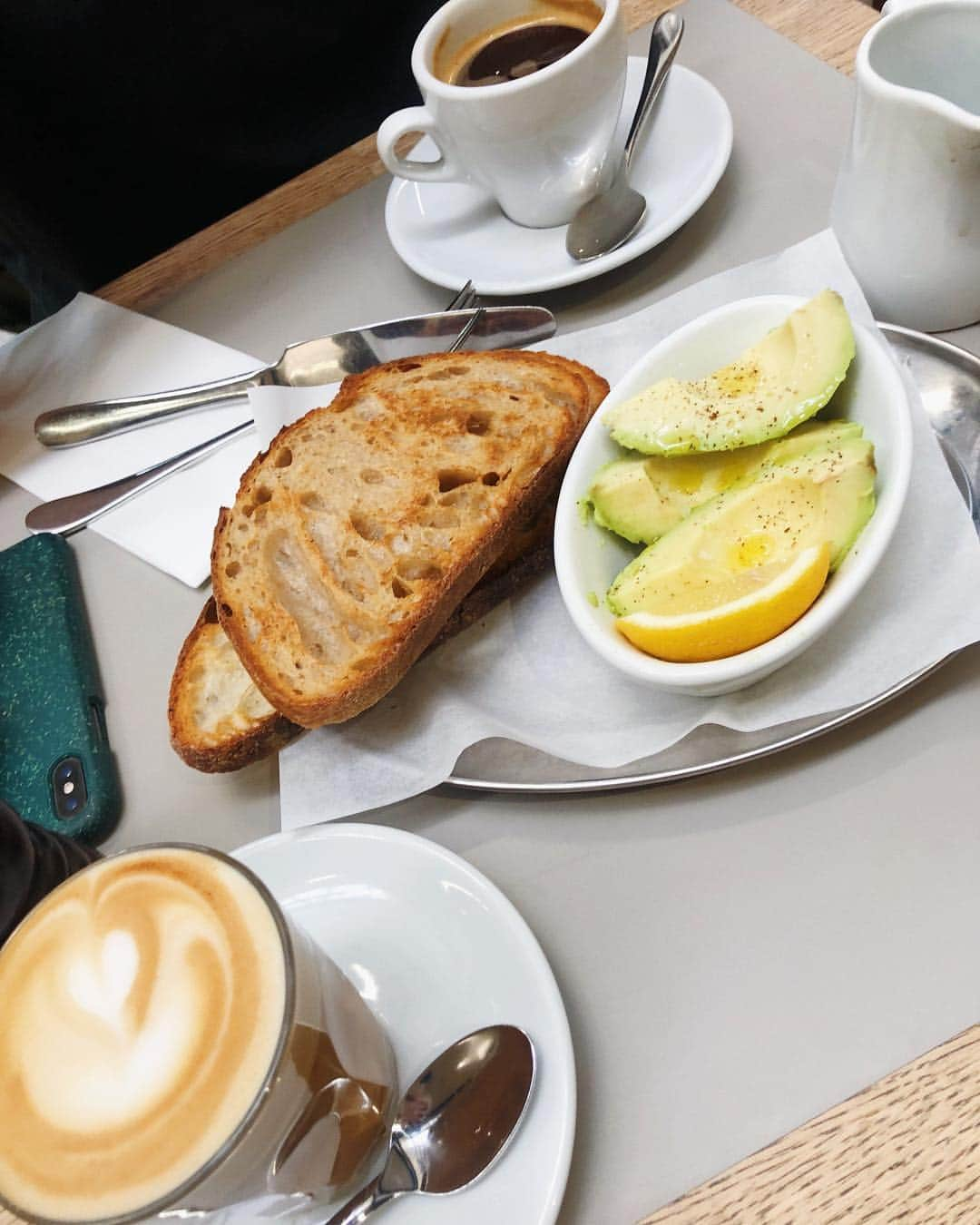 Estée Lalondeさんのインスタグラム写真 - (Estée LalondeInstagram)「Yes please 🥑☕️」4月4日 19時22分 - esteelalonde