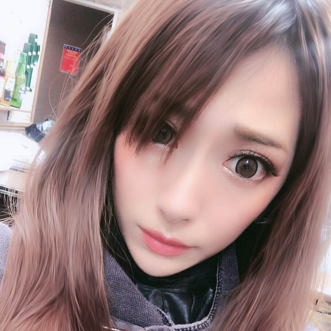 華沢友里奈さんのインスタグラム写真 - (華沢友里奈Instagram)「昨日は撮影で雰囲気変えたくて コンタクトをいつもよりも小さめの エバーカラーワンデーの ナチュラルブラウンにしてメイクさんに メイクしてもらったからいつもと 違くて甘い感じになった\(//∇//)\❤️ そして前髪もいい感じ😍❤️ 前髪これエクステなんだよ╰(*´︶`*)╯♡ 前髪切っちゃって4枚目の画像が私の 今の前髪の長さ(´；ω；`) でもめっちゃ馴染んでるうううう❤️ メッシュもエクステなんだけど ゆりなが行ってる美容室アンククロス さんから新しいエクステが出て早速 つけてみたの･:*+.\(( °ω° ))/.:+ @ankhcross_official  @ankhcross_shinjuku  ロアエクステジョーカー シールの部分が少なくなってつけてても 付け根の部分が目立ちにくくなってるの (*´ω｀*) シールの幅が狭くなった分 取れやすくなってしまったのかな？ と思ったけど私もうつけて3週間ww 毛質はもちろん変わらずサラサラだし 一本もエクステ取れてないψ(｀∇´)ψ🌟  カラーもトリートメントも いい感じだ╰(*´︶`*)╯♡ 担当の @ankhcross_wataru  いつもありがとう😊❤️ #カラコン #美容室 #ヘアカラー #エクステ #ロアエクステジョーカー  #アンククロス #新宿 #トリートメント #followme」4月4日 19時23分 - hanazawayurina