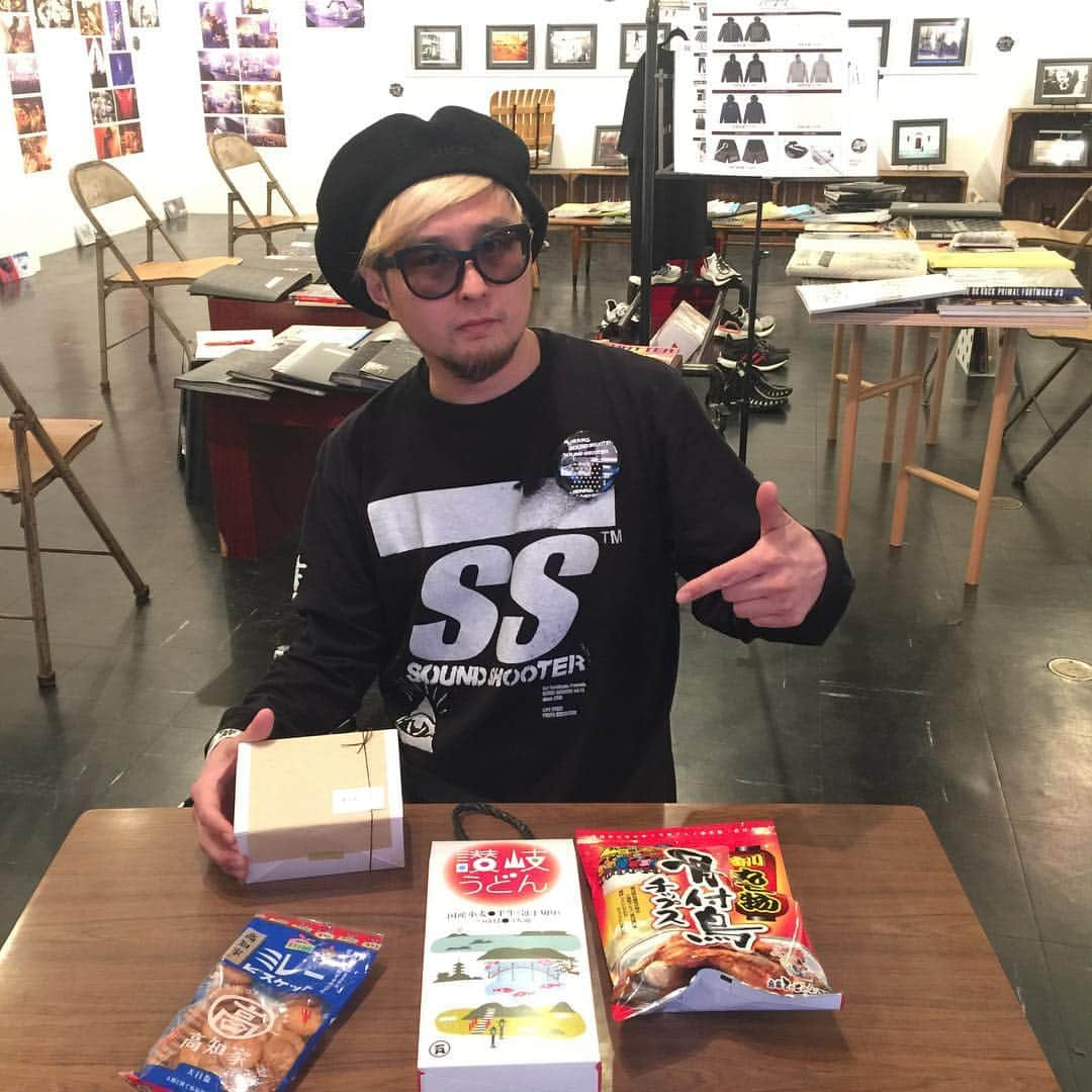 橋本塁さんのインスタグラム写真 - (橋本塁Instagram)「【サウシュー写真展岡山3日目終了!】 ご来店ありがとうございました！明日は金曜なので21時まで！明日の夕方17時から岡山では初のila守矢さんのステンシルイベントも！仕事終わりに是非！BALANCE OKAYAMA横展示会場(北区問屋町26-106)で問屋町でのお買い物がてらやライブ前にお待ちしております！明日もずっと僕もイッチーも居ます！  #サウシュー #岡山 #balanceokayama #ilastencilservice」4月4日 19時27分 - ruihashimoto