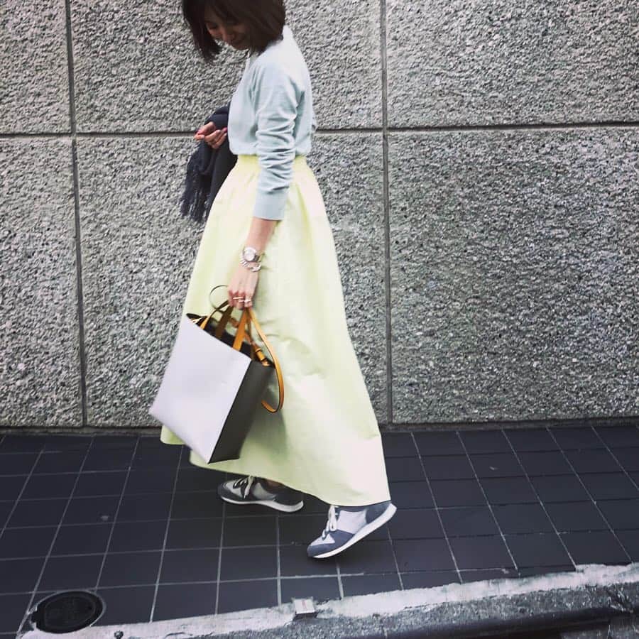 入江未悠さんのインスタグラム写真 - (入江未悠Instagram)「. #outfit ミントグリーンのニットに、 ライムイエローのスカート 💚💛 #skirt #ebure #knit #drawer #sneakers #novesta #stylist #spring #fashion #入江未悠 . .」4月4日 19時27分 - miyu_irie