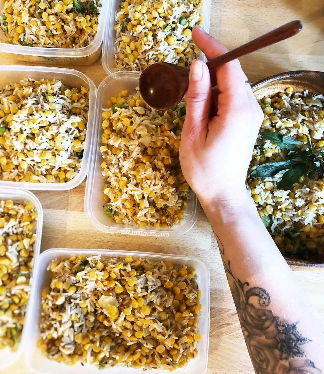 トレーシー・キスさんのインスタグラム写真 - (トレーシー・キスInstagram)「Acing your nutrition is about 70% of your body battles conquered my darlings with fitness working hand in hand to make up the other 30% 💪🏼🍴meal prepping is a great way to add structure and healthy meals to your week and keeps cravings and convenience food at bay! What are you serving up this lunchtime my darlings? ------------------------ #mealprep #veganmealprep #brownrice #nutrition #tracykiss #girlswithmuscles #bodygoals #femaleempowerment #muscles #booty #tattoo #healthy #bodytransformation #inspiration #wcw #motivation #ootd #fashion #weightloss #fitness #weightlossjourney #girlpower #thick #ootn #lotd #veganism #girl #gym #bodybuilding #vegan」4月4日 19時27分 - tracykissdotcom