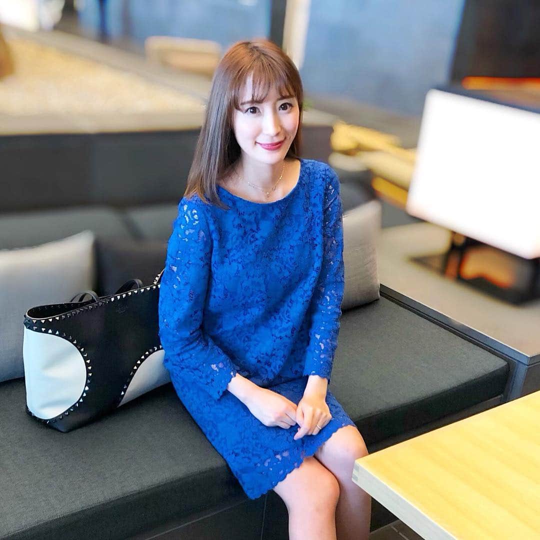 小林真由のインスタグラム：「BLUEコーデ💙﻿ ﻿ アローズのキレイめな洋服が好きで﻿ よくチェックしてます♡﻿ ﻿このスカートは3色目🌸 ﻿ なかなか寒くて洋服に悩む..🥺﻿ ﻿ setup: #unitedarrows ﻿ bag: #maisonvalentino ﻿ ﻿ #ユナイテッドアローズ #バレンティノ  #メゾンバレンティノ #コーデ #セットアップ #ママコーデ  #マザーズバッグ #アフタヌーンティー #ランチ」