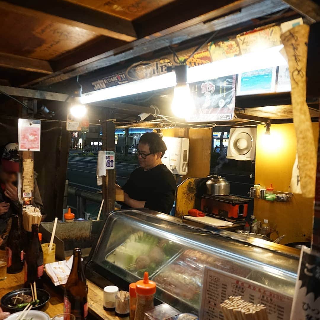 デパぐるッ！福岡さんのインスタグラム写真 - (デパぐるッ！福岡Instagram)「⠀ 今回から、FBS出演者が実際に食べて、美味しい！というバリよかッ！グルメを紹介しますっ✨⠀ ⠀ まずは、浜崎アナがオススメの渡辺通「屋台おかもと」⠀ ⠀ 言うなれば「ザ！博多の豚骨ラーメン」☝️ 「福岡のラーメンが食べたい」という観光で来た友達にもオススメしたい一品です👍⠀ ⠀ 意外に屋台に行かない福岡人でも、シメに選んじゃうのが「おかもと」のラーメン。浜崎さん、はずさないですねー😏⠀ ⠀ バランスのとれた「ラーメン」は25年前の創業当時からあるメニュー♪⠀ ⠀ 豚骨特有の臭みは抑えられ、あっさりながらもコクと旨味たっぷりのスープは、長浜系の細麺と相性抜群👍⠀ ⠀ 浜崎アナが〆に食べたくなると言われていたのにも納得の味❗️食べやすくて本当に美味しかったです😋⠀ ⠀ ごまや紅ショウガ、ラーメンダレなども常備されていて、お客さんが好きな形で楽しめるというのも大将のこだわりポイントなんだとか🙆‍♀️⠀ ⠀ メディアに取り上げられることも多いこのお店。「紹介される度に、その紹介に恥じないよう一生懸命質を上げることを意識している」と大将。⠀ ⠀ 店内では、大将とお客さんとの楽しい会話も見られ、終始楽しい雰囲気だったのがとても印象的でした✨⠀ ⠀ ラーメン 550円 屋台おかもと 福岡市中央区渡辺通4丁目 ViVi福岡前⠀ ⠀ ⠀ #バリよかグルメ #グルメ #グルメ好きな人と繋がりたい #福岡 #福岡グルメ #福岡居酒屋 #福岡ごはん #福岡ランチ #福岡旅行 #福岡観光 #福岡旅行 #福岡ラーメン #福岡屋台 #天神 #天神グルメ #渡辺通り  #食べるの好きな人と繋がりたい #食べスタグラム #お酒好きな人と繋がりたい #居酒屋 #麺スタグラム #麺活  #ラーメン #ラーメン好き #ラーメン大好き #ラーメン部 #とんこつラーメン #豚骨 #豚骨ラーメン #屋台おかもと」4月4日 19時30分 - arne_gourmet