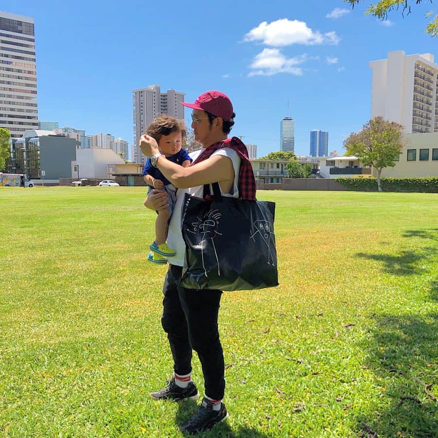 中村獅童さんのインスタグラム写真 - (中村獅童Instagram)「最近芝生が苦手なようです。 #陽喜と散歩 #獅童」4月4日 19時31分 - shido_nakamura