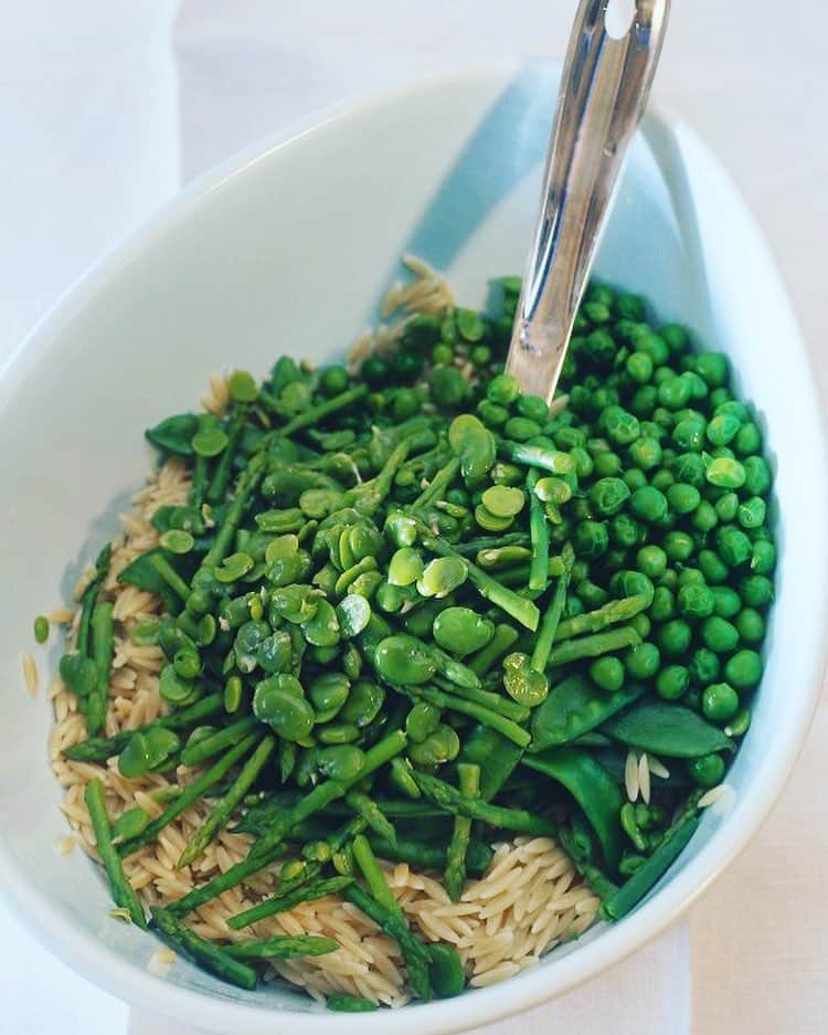ナイジェラ・ローソンさんのインスタグラム写真 - (ナイジェラ・ローソンInstagram)「Snow notwithstanding, #RecipeOfTheDay is Pasta Salad Primavera. Hoping this version doesn’t offend too many Italians. If it does, perdonami Photograph by James Merrell And to get the recipe, proceed as follows: tap on my name, which will take you to a page that has a link on it that says www.nigella.com/instagram. When you click on this link, it will take you to a page of photographs: click on the photograph of the recipe in question!」4月4日 19時32分 - nigellalawson