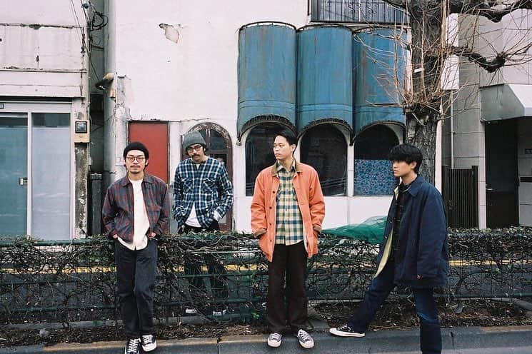 のインスタグラム：「【インタビュー】ファッション業界も注目するバンドYogee New Wavesが「音楽で伝えたいこと」とは？﻿ ﻿ 　若者を中心に多くの支持を集めるバンド、Yogee New Waves（ヨギー・ニュー・ウェーブス）。2014年9月に1stアルバム「PARAISO（パライソ）」、17年5月に2ndアルバム「WAVES（ウェーブス）」、今年3月20日に3rdアルバム「BLUEHARELEM（ブルーハーレム）」を発表し、“島3部作”が完結。6月8日からは全国ツアーがスタートする。過去には「ヘリーハンセン（HELLY HANSEN）」とコラボするなど、ファッション業界からも注目が集める彼らが「今、音楽で伝えたいこと」とは何か。﻿ ﻿ WWD：今作で“島3部作”が完結するが、3部作というのは1stアルバムを出した時から考えていた？﻿ ﻿ 角舘：まったく考えていなかったです。前作「WAVES」を出して、次はもっといいものができるし、それが完成したら何かが終わりを告げるだろうとは感じていて、今作を作り終えてそれが確信に変わりました。Yogee New Wavesには青春だったりブルースや悲しみといった“青”というキーワードがずっとあったんですが、それに少し別れを告げられたかもという感じはしています。﻿ ﻿ インタビューの続きはストーリーまたはプロフィールのリンクから🔗﻿ ﻿ PHOTO : KO-TA SHOUJI﻿ ﻿ #YogeeNewWaves #BLUEHARLEM」