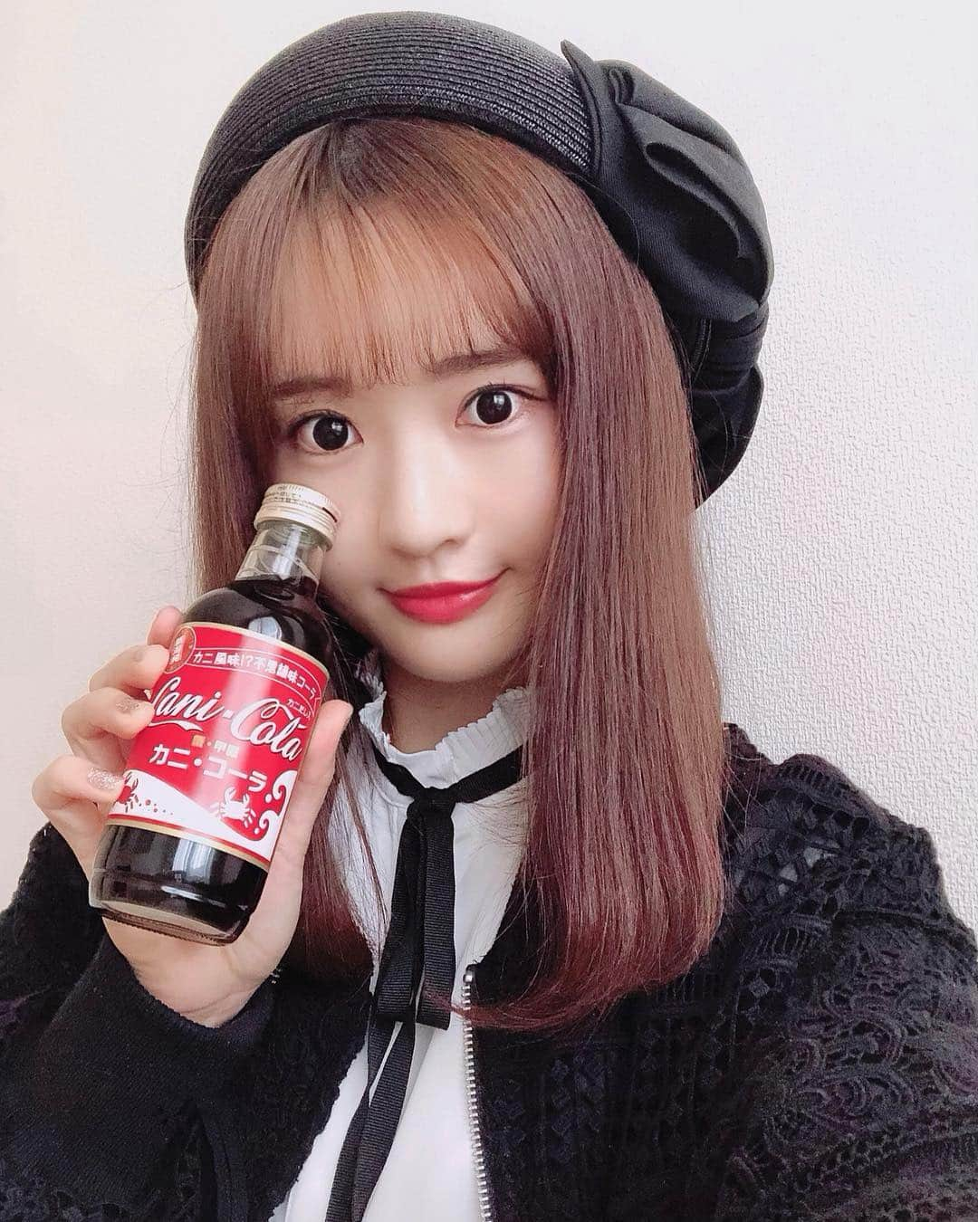 中村奏絵のインスタグラム：「カニコーラを頂きました❣️カニのエキス入りってどんな味だろう？🤔✨ #久々の #自撮り #アプリに頼る #🦀」