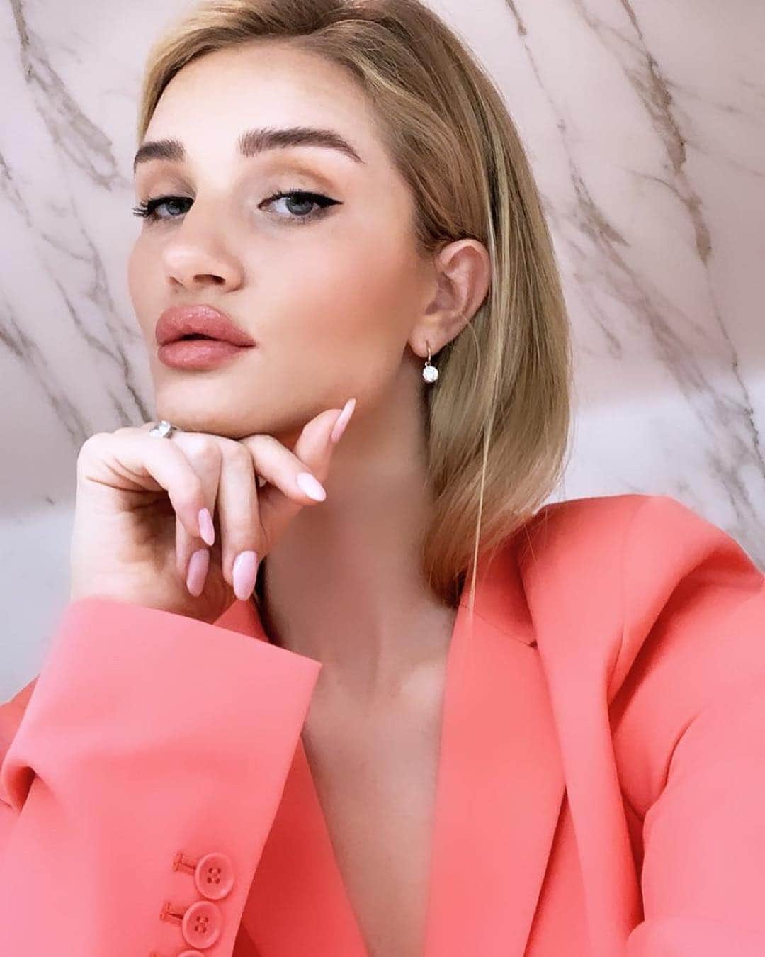 Blonde Saladさんのインスタグラム写真 - (Blonde SaladInstagram)「🌸Do you know that TOTAL PINK is one of the hottest BEAUTY TREND of the season?🌸 Find on our mag all the beauty trends to rock this Spring 2019! #theblondesalad #trend #beauty #makeup #skincare #spring2019 📸 @rosiehw」4月4日 19時36分 - theblondesalad