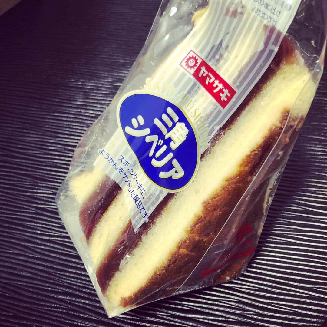 岡田みはるのインスタグラム：「初シベリア！あららコンビニで発見。本当だ、よーかん入ってる♫ おいしい〜♫ #シベリア #ヤマザキ #100円」