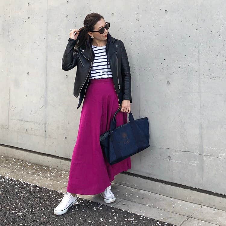 のインスタグラム：「#outfitoftheday  足元に桜の絨毯🌸 この日は寒かったので、 カットソー、パーカー、ライダースを重ね着。 ・ ・ 桜は少し散り始めていますが、 まだまだ満開見頃を維持しています。 今年は寒いから長持ちしていて嬉しい♪♪ 週末は暖かいみたいだし、またお花見したいなぁ〜✨ ・ ・ jacket：#spicandspan #スピックアンドスパン  hoodie：#deuxiemeclasse #ドゥーズィエムクラス  tops：#leminor #ルミノア skirt：#journalstandard #ジャーナルスタンダード bag：#felisi #フェリージ shoes：#converse #コンバース ・ ・」