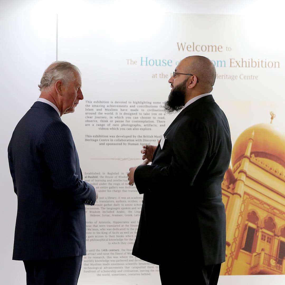 クラレンス邸さんのインスタグラム写真 - (クラレンス邸Instagram)「The Prince of Wales visited the British Muslim Heritage Centre in Manchester yesterday to hear about their education programme and community initiatives. The centre’s mission is to build trust between diverse communities and is for everyone, regardless of faith or background. The centre was given The Queen’s Award for Voluntary Service in 2018. The Prince of Wales has worked for many years to encourage inter-faith dialogue and greater understanding of different religions, both in Britain and abroad. HRH has undertaken a number of visits to meet communities from a wide variety of faiths. 📸 Press Association」4月4日 19時42分 - clarencehouse