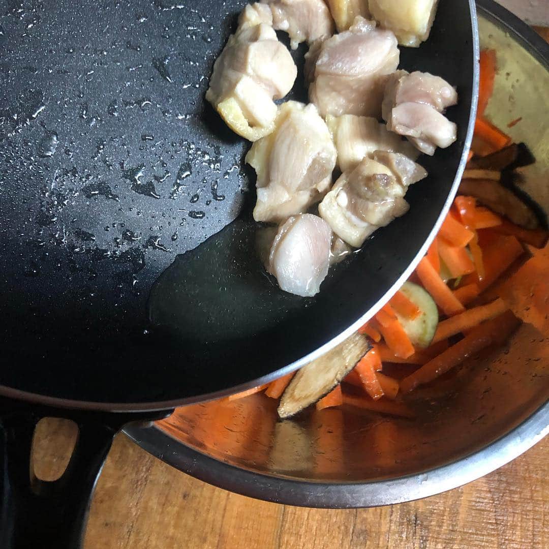 直樹 加藤さんのインスタグラム写真 - (直樹 加藤Instagram)「.. 人参消費&青梗菜の旨味出汁炒め . 昨日は、ケータリングの現場に立っておりました。その前後も、バタバタしてまして、食べられたのは、ふかふか玄米1/2合と牛の切り落とし80gだけを炒めただけのです。なんと、野菜ゼロorz… . 一日野菜ゼロだっただけで、唇が荒れて少し割れてます。どんだけ繊細やねん . で、今日は、いつもの野菜たっぷりなお昼。 . やっぱ、コレでなきゃ。 . 材料は、青梗菜、人参、ゴボウ、ピーマン、茄子です。お肉の旨味は、ブラジル産鶏肉もも肉80gが担当しています。 . 青梗菜は、柔らかな葉っぱと、少し固くて厚い芯の辺りを分けて時間差で調理しています。 . 最後にパラパラとふりかける粗く刻んだ鷹の爪が、スパイシーになった南仏で赤との距離を詰めてくれてます。 . やっぱり、お昼は、こうでなくっちゃ。 .. #西七条お家ごはん #西七条ワイン好き #西七料理好き #ワイン #デイリーワイン #ワインと共に #ワインと合う#料理 #男の料理 #お家ごはん  #ワイン好き #ワイン好きな人と繋がりたい #pin #ダイエット料理 #太らない食事 #七条御前 #西七条 #七条御前 #西七条 #梅小路 #七条七本松 #御前 #デイリーワイン #安うまワイン #試飲販売 #試飲 #試飲できます」4月4日 19時55分 - daimonjiyakatonaoki