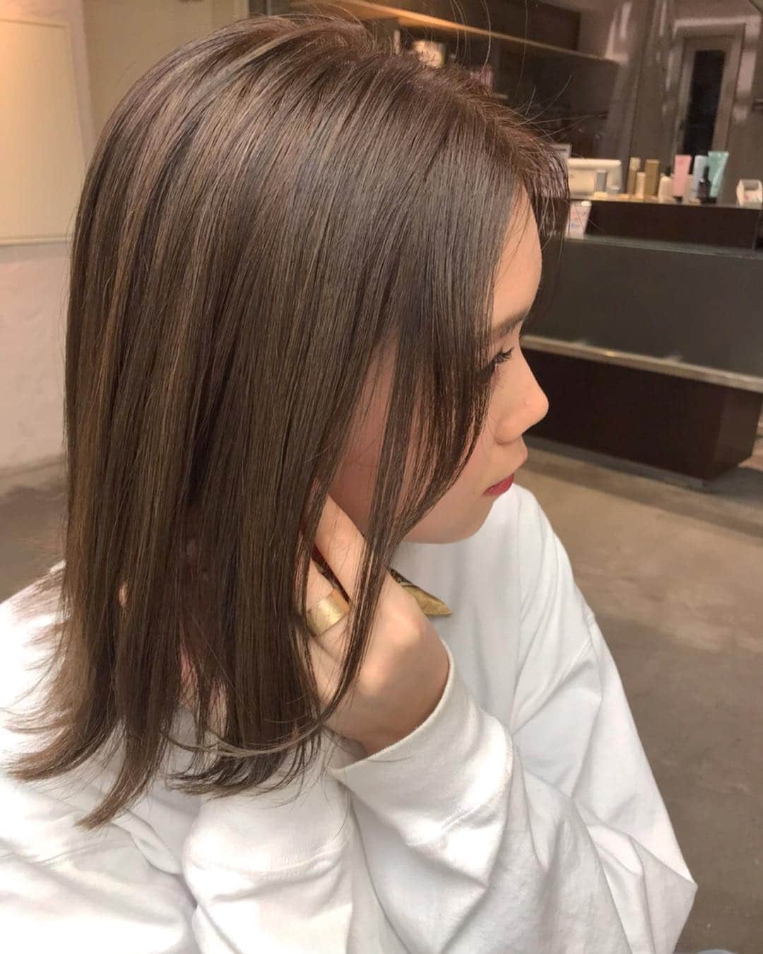 千田麻実さんのインスタグラム写真 - (千田麻実Instagram)「⠀ SHIMA aoyamaさんで @risa_atami さんに #ダブルケアカラー をしてもらいました。春だから明るくしたいってお願いしたらブリーチなしでこの色味にしてくれました🍐♡⠀ ⠀ 今までにない透明感で髪の毛が柔らかくみえます。実際にカラー剤のおかげでダメージもなくむしろ柔らかくなりました！⠀陽に当たると更に私の欲しかった白っぽい透明感…♡⠀リサさんの技術とセンスには本当に信頼してるので今回も大満足です。⠀ ⠀ いつもありがとうございます☺︎⠀ ⠀ 私はひたすらピアスをはめています。笑  #SHIMA #shimaaoyama #hair #haircolor #hairstyle #haircare #beauty #ケアカラー #ダメージレス #オリーブカラー  #透明感カラー #パリジェンヌ #透明感 #カラー #ヘアカラー #色素薄め」4月4日 19時51分 - mami__senda