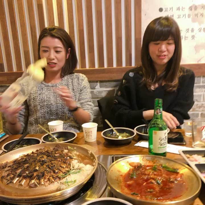 彩海のインスタグラム：「. . ちょっとまえに 大好きな親友たちと 韓国旅行いってきました🇰🇷 . . 1年ぶり7度目の韓国旅行！ 美味しいもの食べたり シミ取りレーザーしたりw 飲みまくって買い物しまくって 楽しい旅行でした♡ . . 週末だけだけど全然楽しめる！ また5月に行く予定✈️ . . 美容大国最高🥺♥️🇰🇷 . . . . #毎回韓国語もっと勉強しようと思う #リスニングはできる #勉強しよう #韓国語かわいい #韓国旅行#韓国美容皮膚科  #ちょあ」