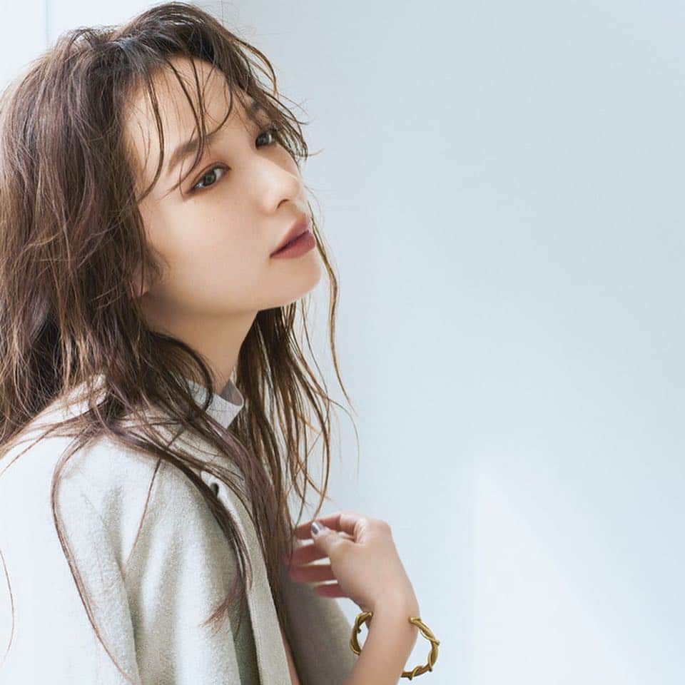 Oggi編集部さんのインスタグラム写真 - (Oggi編集部Instagram)「5月号の大特集、「ひとさじのモード」について考えてみると、モード感を出すのは服や小物だけでなく、ヘアも大きな役割を担っていますよね✨﻿ ﻿ ということで、モードに見せるためのウエットヘアを特集しています‼️﻿ ﻿ いつものヘアスタイルを、簡単にちょっとウエットに見せるだけで、一気に違った印象に✨今っぽくて、こなれて見えますよね♡﻿ 誌面では、ダウンスタイルとアップスタイルの作り方を紹介しています。﻿ ﻿ まずは週末などにチャレンジしてみてくださいね👍✨﻿ ﻿ #oggi #oggi5月号 #ひとさじモード #森絵梨佳 #ヘア #ウエットヘア #hairstyle #hair #hairarrange #model #japanesegirl #beauty #fashionable #fashionmagazine #fashionaddict #lovelife #livefashionable #haircut #mood #vives」4月4日 19時54分 - oggi_mag
