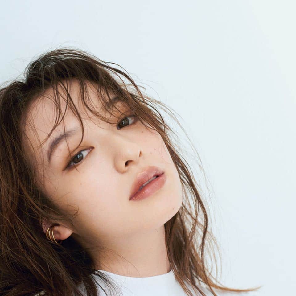 のインスタグラム：「5月号の大特集、「ひとさじのモード」について考えてみると、モード感を出すのは服や小物だけでなく、ヘアも大きな役割を担っていますよね✨﻿ ﻿ ということで、モードに見せるためのウエットヘアを特集しています‼️﻿ ﻿ いつものヘアスタイルを、簡単にちょっとウエットに見せるだけで、一気に違った印象に✨今っぽくて、こなれて見えますよね♡﻿ 誌面では、ダウンスタイルとアップスタイルの作り方を紹介しています。﻿ ﻿ まずは週末などにチャレンジしてみてくださいね👍✨﻿ ﻿ #oggi #oggi5月号 #ひとさじモード #森絵梨佳 #ヘア #ウエットヘア #hairstyle #hair #hairarrange #model #japanesegirl #beauty #fashionable #fashionmagazine #fashionaddict #lovelife #livefashionable #haircut #mood #vives」