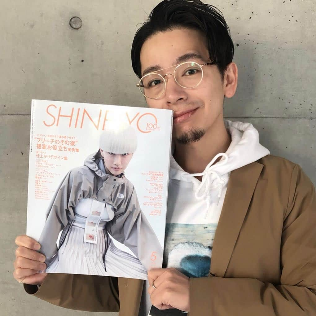 内田聡一郎さんのインスタグラム写真 - (内田聡一郎Instagram)「SHINBIYO5月号！表紙担当しました！ 発売中！これ読めば絶対ブリーチ上手くなる！ 100冊買ってください！ 酒井さん、コダンさん、シェンちゃん、星さん、ありがとうございました！ #lecotokyo #LECO #表紙 #cover #担当 #SHINBIYO #しんびよう #ブリーチ #ハイトーンカラー #業界誌 #美容師 #テクニック #5月号」4月4日 19時56分 - soucuts