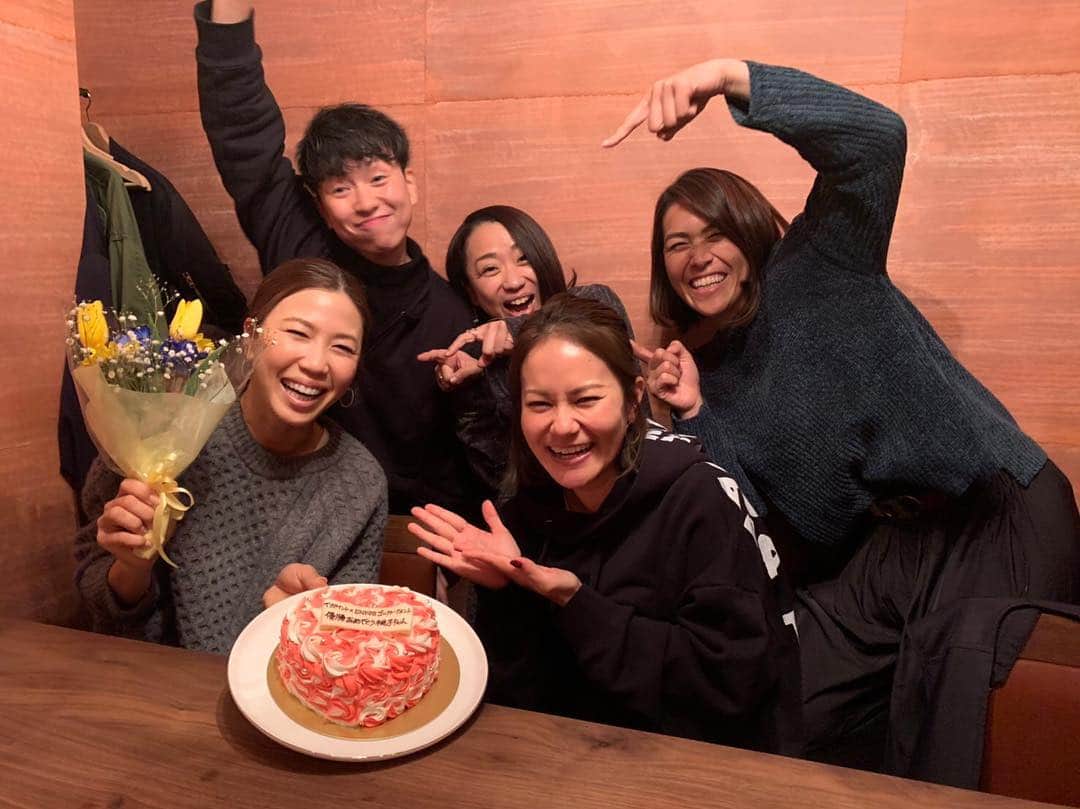 のインスタグラム：「少し前に パッションの会🔥を久々に🙈‼️ ずっとこの日を楽しみにしていて 今回は山田の幸さんも来てくれました♡ いつも本当にリスペクトしてる先輩達の深いぃ話を聞いて、勉強させてもらってます‼︎ 世界で戦うということの意味をまた改めて感じた日でもありました！  思うような結果は出なかったけど、 6年間アメリカツアーを戦えた事は私の人生において、宝物です。  海外を知ったからこそわかる事、 出会い、厳しさ。 そんな話しを先輩方とできるのも いろんな経験あってのことだなぁ…と。。。 パッション🔥ってやっぱり何をするにも、生きる上で素晴らしいものだと思います。 頑張る事があることは幸せな事だし、なくてもいつか見つかるかもしれないパッションを見つけた時には大事にできると、人生がよりよいものになるのではないかな〜と思います。  こんな熱苦しいくらいのパッション🔥をもった大好きなメンバーに 感謝です♡  #パッション会#改名#パッションの会#青木のみえこ#大神のゆうこ#山田のさちよ#宮里のあい#上田のおもも#のりこのごはん#passionishere #プレイリストは性格でる #クリスマスソングはクリスマスに聞こ#長渕のつよし#くそったれ#笑」