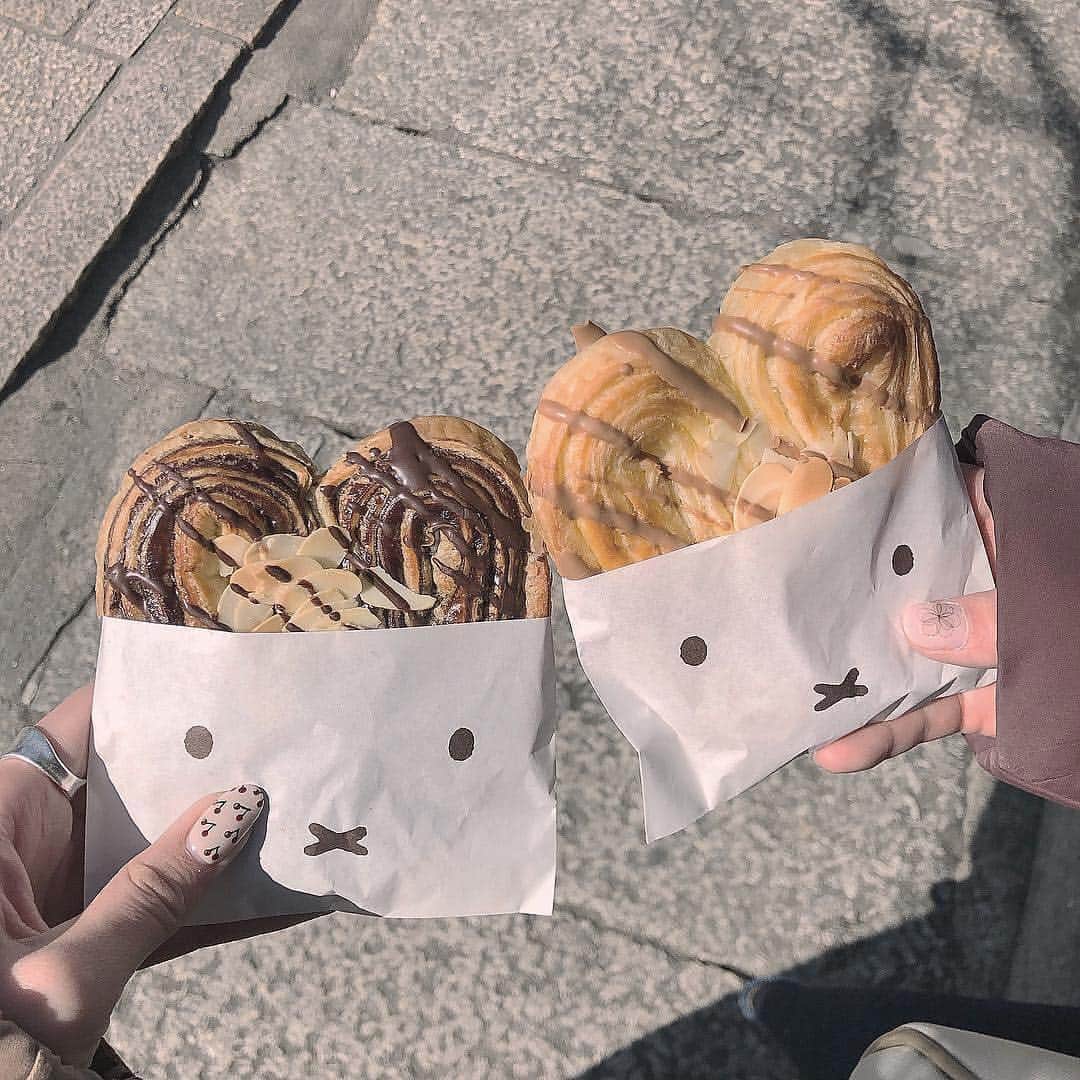 isutaさんのインスタグラム写真 - (isutaInstagram)「. 京都・嵐山にあるパン屋さん「みっふぃー桜べーかりー」をご紹介♡ . ミッフィーの形をした可愛い見た目のパンやラテを楽しむことができるんです♩ . 店内にはたくさんの種類のパンが並んでいるので、どれにするか迷ってしまいますよ❤︎ . ぜひ写真を撮ってインスタに載せてみてください！ _____ みっふぃー桜べーかりー open：10:00～18:00 access：京都府京都市右京区嵯峨天龍寺造路町20番27 _____ photo by @aichii_i @karen.373 @__neinei__ . #isuta #isutapic #isutacafe #イスタ #京都カフェ #みっふぃー桜べーかりー」4月4日 19時58分 - isuta_jp