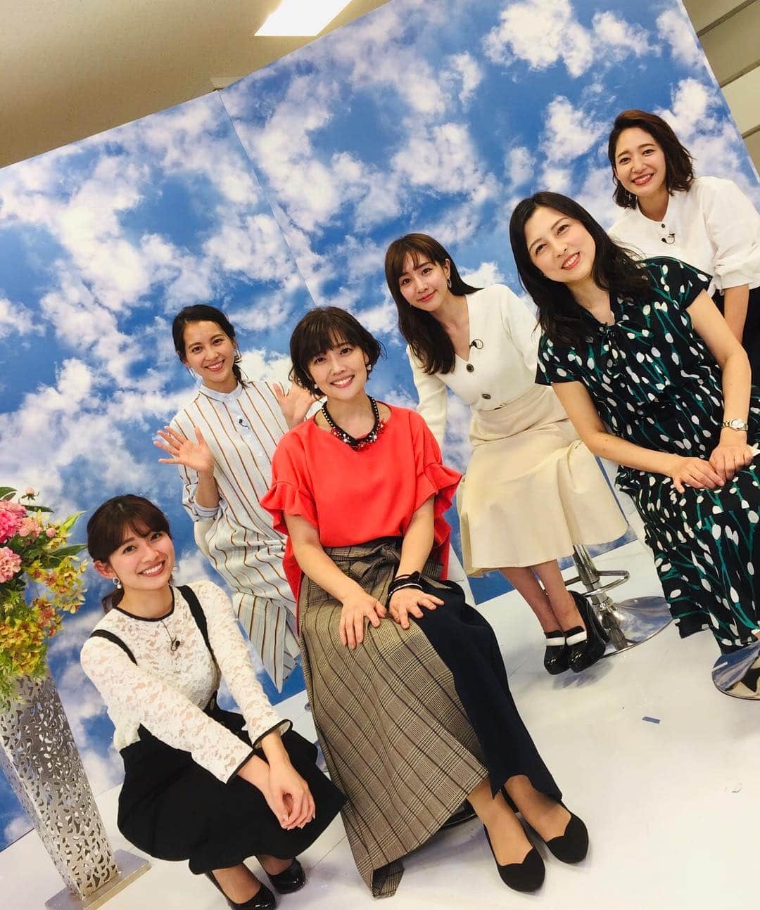 海保知里さんのインスタグラム写真 - (海保知里Instagram)「サンジャポ歴代アナウンサーが集まりました！明日19時からのTBS爆報フライデーにちょこっと出ます。久しぶりにみんなに会えて嬉しかったー💕 衣装 #racea アクセサリー #abiste #サンデージャポン #竹内香苗 #青木裕子 #田中みな実 #吉田明世 #山本里菜 #tbsアナウンサー #元tbsアナウンサー #海保知里」4月4日 20時02分 - chisato_kaiho