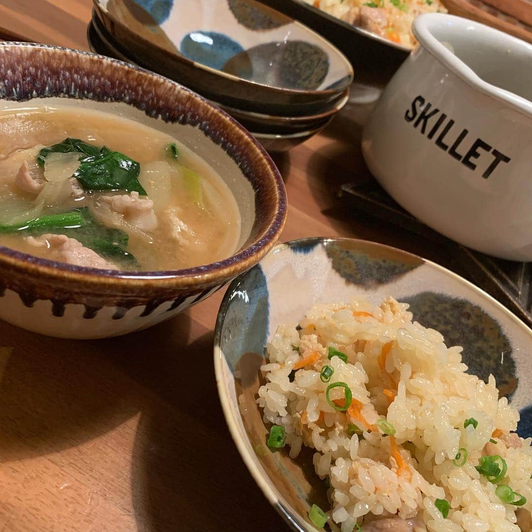 NANAさんのインスタグラム写真 - (NANAInstagram)「今日の夕飯 ☆ 後混ぜかしわご飯 豚汁 ☆ まること母ちゃんはこれだけ😊あと食後にオレンジ🍊子供達なんだかんだオレンジが1番食いつきがいい😊👌 ☆ 最近豚汁よく作ってるな🤔味噌汁に豚バラいれてりゃ豚汁だと思ってます(笑)😂 ☆ はい、明日もう始業式🏫なんかついていけない😅今日ひなせのお友達が「ひなせママ前髪切って」って言うから切ってあげたらハリセンボンの春菜みたいになっちまった😂😂😂🤫ももこ〜あれはハサミが悪い爆笑😅すまん〜 ☆ 本人含めてみんなで大爆笑🤣笑って大丈夫って言ってくれる子でよかった😆👏 ☆ ももこ〜今度美味しいご飯ご馳走するね😂🙏🏼💦 ☆ あー満腹💪あ、後混ぜかしわご飯はYouTubeでやってます🍚今日はコンニャクもシイタケも忘れました😂でも美味しかった😋 ☆ #和食 #foodie#おうちカフェ#food#homemade#instafood#手料理#foodphoto#テーブルコーディネート#時短レシピ#ヘルシーメニュー#fooddaily#foodpic#foodstagram#おうちごはん#暮らし#節約レシピ#dinner#foodporm#vscofood#japanesefood#foodstyling#料理写真#夕飯#ワンプレート#愛情ご飯#nanasrecipe」4月4日 20時12分 - nana1977hs