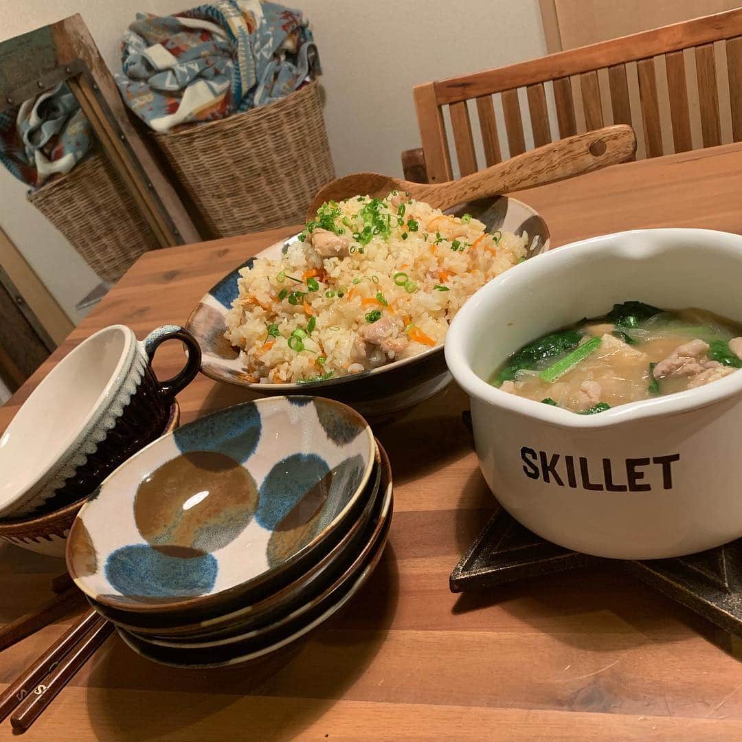 NANAさんのインスタグラム写真 - (NANAInstagram)「今日の夕飯 ☆ 後混ぜかしわご飯 豚汁 ☆ まること母ちゃんはこれだけ😊あと食後にオレンジ🍊子供達なんだかんだオレンジが1番食いつきがいい😊👌 ☆ 最近豚汁よく作ってるな🤔味噌汁に豚バラいれてりゃ豚汁だと思ってます(笑)😂 ☆ はい、明日もう始業式🏫なんかついていけない😅今日ひなせのお友達が「ひなせママ前髪切って」って言うから切ってあげたらハリセンボンの春菜みたいになっちまった😂😂😂🤫ももこ〜あれはハサミが悪い爆笑😅すまん〜 ☆ 本人含めてみんなで大爆笑🤣笑って大丈夫って言ってくれる子でよかった😆👏 ☆ ももこ〜今度美味しいご飯ご馳走するね😂🙏🏼💦 ☆ あー満腹💪あ、後混ぜかしわご飯はYouTubeでやってます🍚今日はコンニャクもシイタケも忘れました😂でも美味しかった😋 ☆ #和食 #foodie#おうちカフェ#food#homemade#instafood#手料理#foodphoto#テーブルコーディネート#時短レシピ#ヘルシーメニュー#fooddaily#foodpic#foodstagram#おうちごはん#暮らし#節約レシピ#dinner#foodporm#vscofood#japanesefood#foodstyling#料理写真#夕飯#ワンプレート#愛情ご飯#nanasrecipe」4月4日 20時12分 - nana1977hs