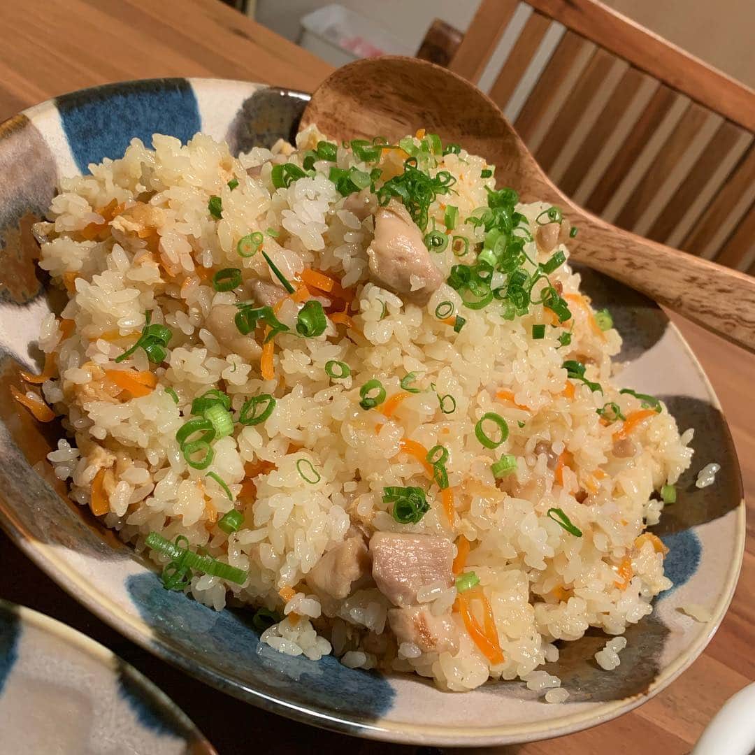 NANAさんのインスタグラム写真 - (NANAInstagram)「今日の夕飯 ☆ 後混ぜかしわご飯 豚汁 ☆ まること母ちゃんはこれだけ😊あと食後にオレンジ🍊子供達なんだかんだオレンジが1番食いつきがいい😊👌 ☆ 最近豚汁よく作ってるな🤔味噌汁に豚バラいれてりゃ豚汁だと思ってます(笑)😂 ☆ はい、明日もう始業式🏫なんかついていけない😅今日ひなせのお友達が「ひなせママ前髪切って」って言うから切ってあげたらハリセンボンの春菜みたいになっちまった😂😂😂🤫ももこ〜あれはハサミが悪い爆笑😅すまん〜 ☆ 本人含めてみんなで大爆笑🤣笑って大丈夫って言ってくれる子でよかった😆👏 ☆ ももこ〜今度美味しいご飯ご馳走するね😂🙏🏼💦 ☆ あー満腹💪あ、後混ぜかしわご飯はYouTubeでやってます🍚今日はコンニャクもシイタケも忘れました😂でも美味しかった😋 ☆ #和食 #foodie#おうちカフェ#food#homemade#instafood#手料理#foodphoto#テーブルコーディネート#時短レシピ#ヘルシーメニュー#fooddaily#foodpic#foodstagram#おうちごはん#暮らし#節約レシピ#dinner#foodporm#vscofood#japanesefood#foodstyling#料理写真#夕飯#ワンプレート#愛情ご飯#nanasrecipe」4月4日 20時12分 - nana1977hs