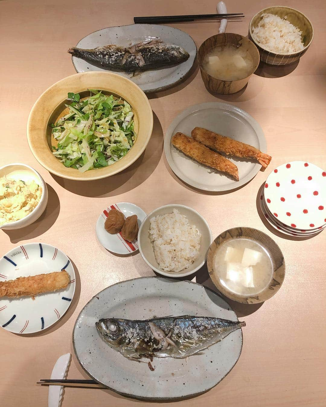 RIKACOさんのインスタグラム写真 - (RIKACOInstagram)「今夜は長男とササットある物で夕飯😊長男はエビフライ大好きなんだよなー小さい頃から😆だから作ってはいつでも食べれるように冷凍してある😄2人の食事は食べる内容よりも話す内容を大切に！丁寧に！話を聞く！大切なコミニケーションなんだな👍1対1の時間を私は大切に思います🙏昨日はありがとう😊❤️今日は静かで穏やかな2人の夕飯😊 明日は静岡行くよー👍🌈 #夕飯  #rikacotable  #rikaco_fashion 食は大切な家族の絆🌈」4月4日 20時05分 - rikaco_official