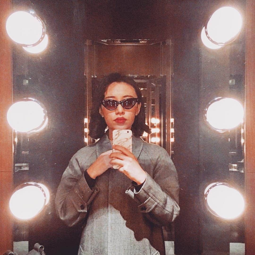 RIKAPEPEのインスタグラム：「お気に入りのサングラス。旦那には不評のサングラス、笑😎🌹 #女優ミラー #いつもの場所で  #sunglasses #celinesunglasses #cateyesunglasses #glasses #1950ssunglasses」