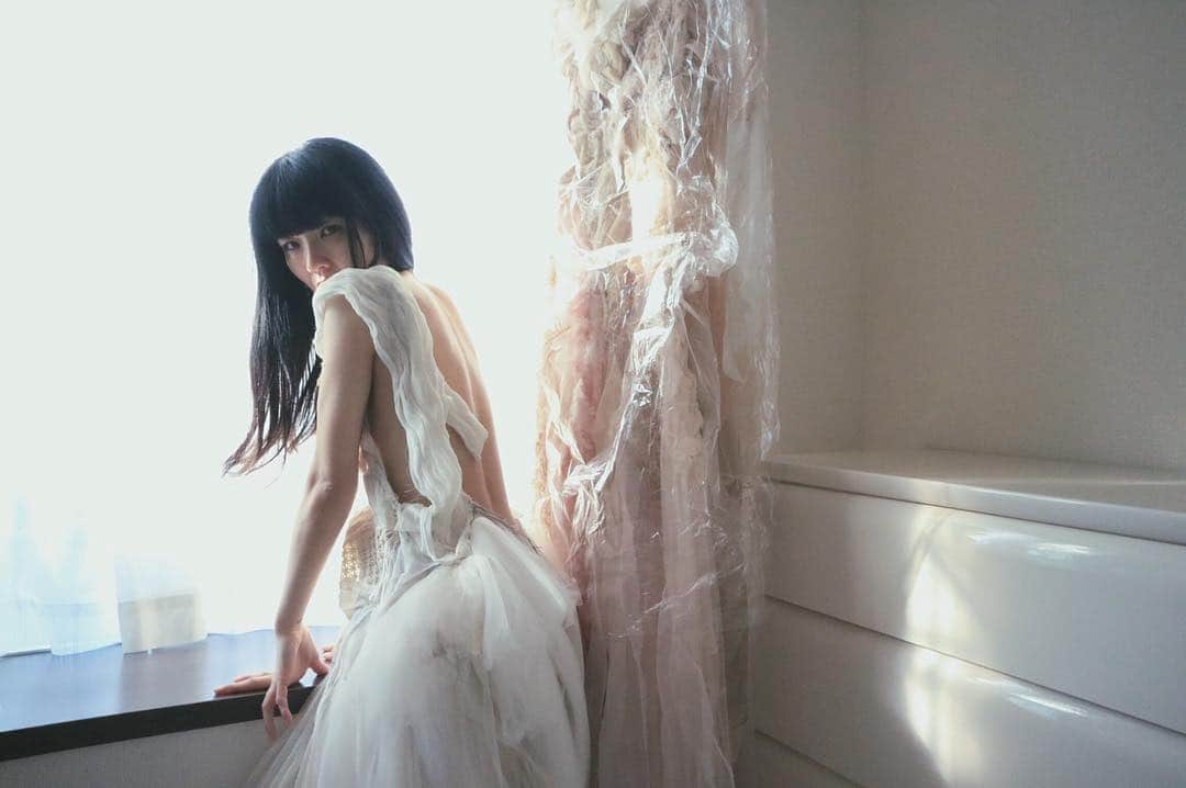ARAKI SHIROのインスタグラム：「good afternoon..4-4 . . collabo @daredemonai_watashi  costume by me . . . #ARAKISHIRO#FUKUOKA#costume#vintagedress#hautecouture#contemporaryart#portrait#portraitphotography#fashionphotography#sombrebeings#pr0ject_soul#themysterypr0ject#humanedge#pr0ject_uno#sensuality#artphotography#__bodyart__#darkbeauty#osphilia#ithosmag#_fairies#unvaeljournal#feetrica#bodymood#model#福岡#ポートレート#衣装#コスチューム#被写体」