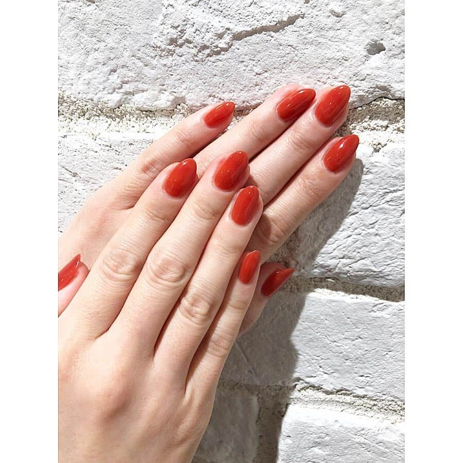 村田莉さんのインスタグラム写真 - (村田莉Instagram)「NEW NAIL🧡まっちゃんにオリジナルカラーを作ってもらってシンプルなワンカラーネイル💅🏻✨ この絶妙な色がかわいいぃぃぃ🥺💘でも実物の方がもっとかわいい！肌も白く見せてくれる！フットもお揃いです🦶🏻 . @_hitomi821.nail_  @risel_eyenail . #nails #naildesign #nailstagram #네일 #네일아트 #네일스타그램」4月4日 20時13分 - murata_mari