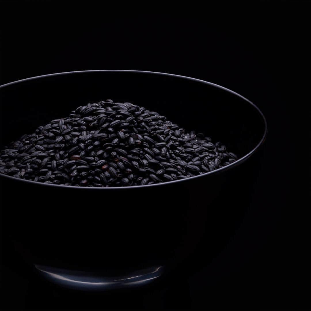 のインスタグラム：「・ 赤木明登/能登椀  KUROを立ち上げるにあたり、、、 ・ 素晴らしい作り手の方々とご一緒することができてとてもとても嬉しいです！  ブランドのイメージを目に見える形に作り上げてくださった方々のプロフェッショナルな仕事ぶりには頭が下がります。  そして雨晴にお声がけ頂いたｇ GIFT AND LIFESTYLEの皆様には感謝の気持ちで一杯です。  本当に沢山の方にご協力いただきながら開業に向けて準備を進めています。  同じ港区内でも全く色が異なる白金台と六本木。 ・ この場所だからこそできることを追求しながら、 私達日本人にとって本当に心地よいくらしをみなさまと一緒に考えつくることができれば幸いです。  開業は3週間後の4月25日（木）  SNSはかっこつけまくりですが 白金台雨晴同様にフレンドリーなお店にしたいと思いますのでご愛顧のほどよろしくお願い申し上げます^ ^  では、皆様のご来店を心よりお待ち申し上げております。  KURO  AMAHARE for g @g_roppongi  開業日： ‪2019年4月25日（木）‬ 住所：ｇ GIFT AND LIFESTYLE 内 ‪〒106-0032　 東京都港区六本木6-10-2‬六本木ヒルズヒルサイドB1F  TEL：‪03-6812-9163‬ URL ： http://g-roppongi.jp/ Instagram ：@g_roppongi  KURO AMAHARE for g  2019.4.25（THU） Grand Open At Roppongi  Hills  #akitoakagi #kuro #amahare #for #g #g_roppongi #roppongihills  Photo / Yuichiro Ohmura  @geargraphy  Food Styling / Hiroko Takenaka @htakenaka Produce / Kenichi Kaneko (雨晴／AMAHARE）　@amahare Art Direction / Kazuhiro Sawamoto (雨晴／AMAHARE）」