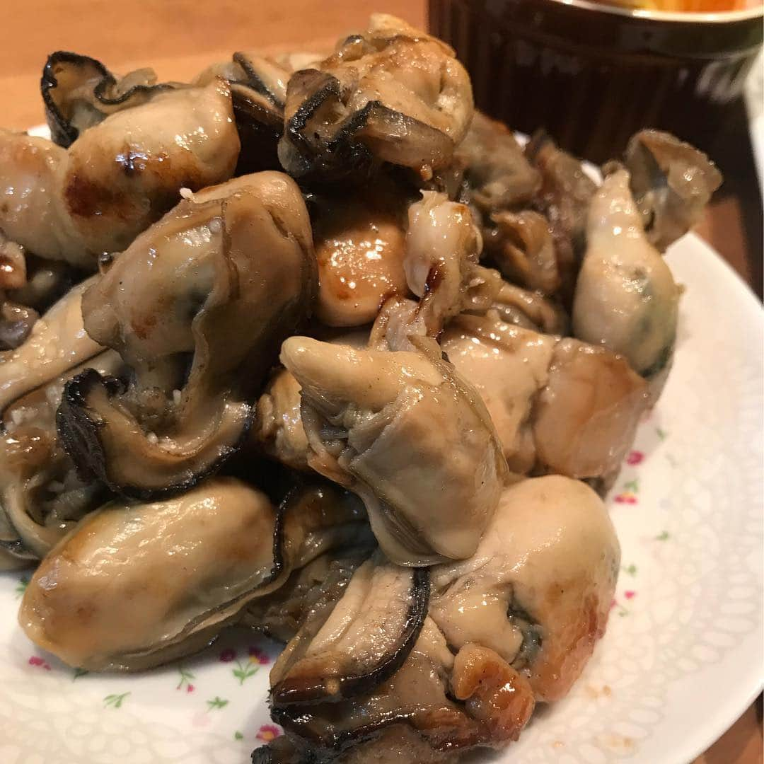 koichan familyさんのインスタグラム写真 - (koichan familyInstagram)「今日のよるごはん。 ・  鶏の甘辛炒め  鳴門金時ツナサラダ  納豆 牡蠣のガーリック炒め  ひじきの煮物 ワカメのお味噌汁 ・ ・  よく聞かれる息子たちの好き嫌い、食事マナーについて。 ・ ・ 我が家は、好き嫌いとお残しは絶対に許しません。 ・ ・ 特にお菓子を食べてお腹いっぱいで食べれないとかは私の中でありえない。 ・ ・  ご飯があるのが当たり前。 そんなわけない。 ・ ・  作るのもしんどい。 1週間の食費だけでも2ヶ月分？と思うほど凄まじい。 洗い物は苦痛。 ・ ・ 大人になったらいつの間にか食べれるようになる。ってよく聞くけど、大人になってからは息子の食事面のお世話を細かくしてあげられない。 ・ ・ ・ ・ よそ様のお宅でご馳走になった時や、外食をした時などに家での食べ方が絶対に出るから尚更厳しくしてしまいます。 ・ ・ 外食の時のマナーは、必ずお店の方にご馳走さまでした。と笑顔で伝えてお店を出る事の徹底。今ではそれが彼らの基本となり、必ず伝えられている。 ・ ・ 作ってくれた人への感謝。 ご飯を食べれる事への感謝。 ・ ・ これが正しい！とは思わないけど、我が家の食事マナーはとにかく厳しい😇 ・ ・ もう軍隊やん。 て主人が言ってました🤫 ・ ・ ・ だけど、嫌いな食べ物は、わたしも食べやすいように工夫したりしています🤔ザッとですが..笑 ・ ・ それぞれのお宅にあった、我が家のルールを決めてみると、いいと思います☺️ ・ ・ ・  #よるごはん#夜ご飯#少年野球#少年野球の母#少年野球ママ#おうちごはん」4月4日 20時11分 - koichan5.5