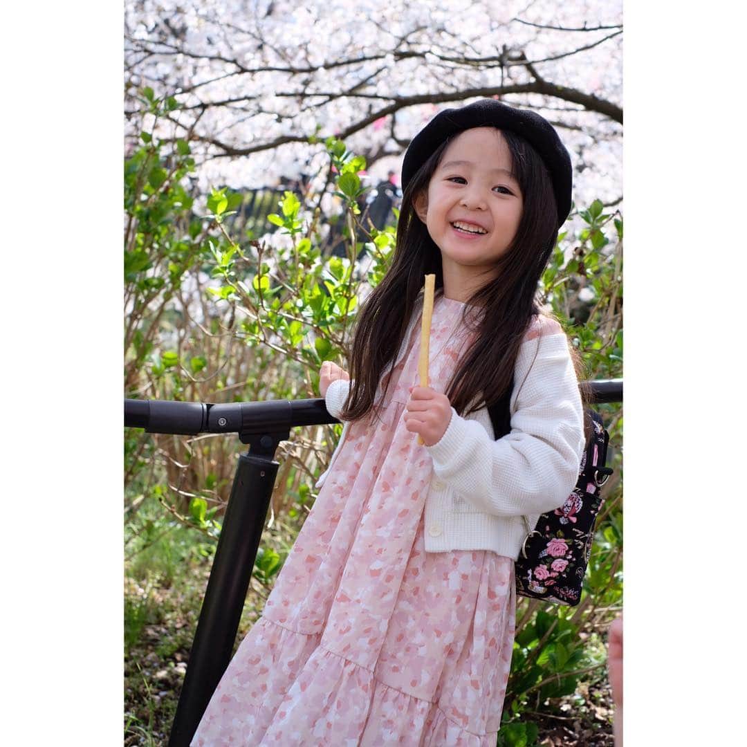 Ai.tさんのインスタグラム写真 - (Ai.tInstagram)「. . 桜は何度も見たくなるなぁ❤️ . 桜吹雪になってるところも好き🙆‍♀️💓🌸 . . 桜ともマッチしてる可愛すぎるワンピースは @tino.land です！🙆‍♀️🌸 . 最近自分で洋服のコーデを決める渚ですが、 だいたい選んでくるのは インスタとかでオーダーした#韓国子供服 だったり輸入の子供服が多いなぁ🤔 フリフリとかチュールとか子どもは好きよね❤️🤣 . このワンピースはクルクル回るとふわっとして可愛かったからか ひたすらずっと回ってました😅 . . 2019.04.04」4月4日 20時21分 - ngs.rky.kuy