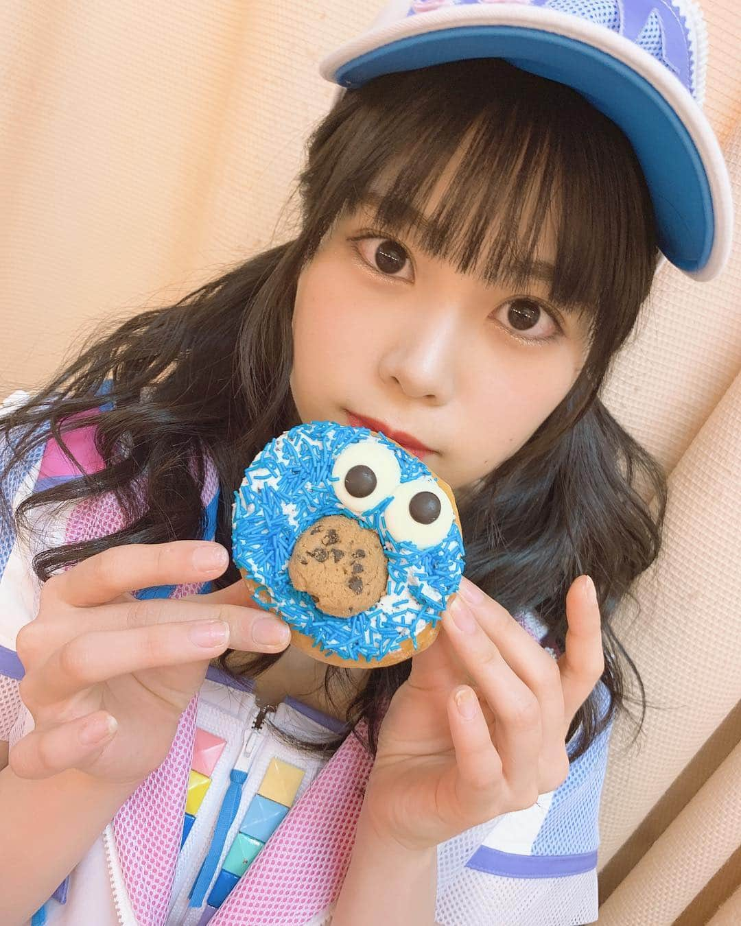 吉川七瀬さんのインスタグラム写真 - (吉川七瀬Instagram)「チーム8が結成されて、昨日で5周年🐝 . 5年前の自信がなくて毎日やめたい！って泣いてた私に今こうやって楽しく活動していることを見せてあげたい🥰 この5年間でいろんな思い出があるけど、1番嬉しかったのは自分にファンが出来たこと！！！！！ 本当に幸せだし素敵なファンの方が周りにいてくれて嬉しいです😭❤️ みなさんには日々感謝… こんなにたくさんメンバーがいるのに私のことを見つけてくれて応援してくれて！感謝してもしきれません😭😭 皆さんとこれからももっと楽しくて素敵な人生を過ごしていきたいです！ みんな大好き🥰❤️いつもありがとう！ . そして 6年目のチーム8もよろしくお願いします！メンバーも入れ替わって、新しい仲間も増えていますがもっといいチームになりますように！！ 写真は全く関係ありませんが昨日の写真です。笑 クッキーモンスター！ THEインスタ映え😉 #クリスピークリームドーナツ #クッキーモンスター #チーム8」4月4日 20時14分 - yoshikawa_nanase