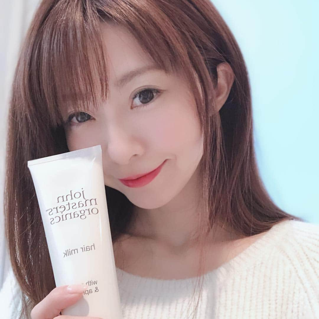 折原みかさんのインスタグラム写真 - (折原みかInstagram)「プレゼントで頂いたこのセット♡ かなり気に入ってます ミストはこんな小さいのに1スプレーするだけで髪がしっとりまとまるから不思議✨その後クリームをつければもうわたしのパサパサの髪の毛もツヤツヤになります。 ブラシ気持ちいいしの♫頭皮のマッサージにもなって毎朝晩のヘアケアが楽しくなりました。どうもありがとう♡ #ジョンマスターオーガニック #johnmastersorganics #ジョンマスター #ヘアケア #蘇る艶 #uvcut #ヘアミルク #hair #hairmilk #ヘアスプレー #ヘアブラシ #毎日の楽しみに #model #followmeto #ありがとう #プレゼント #パサつきなくなる #潤う」4月4日 20時14分 - mikaorihara