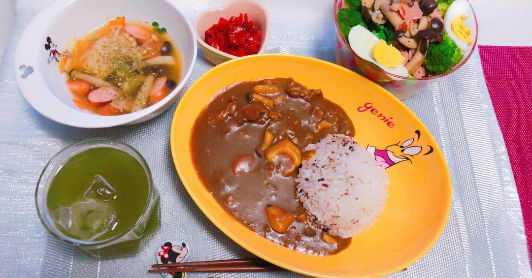 小林香菜さんのインスタグラム写真 - (小林香菜Instagram)「. お家ご飯🍚 カレー🍛 余った野菜のコンソメスープ🥦 きのことベーコンのサラダ🥗 福神漬け。  ご飯は16穀米🍚 カレーって作り置きに最高だよね🍛 . #ご飯 #お家ご飯 #カレーライス #🍛 #サラダ #🥗 #コンソメスープ #福神漬け #作り置き #🙆‍♀️」4月4日 20時15分 - kanaful