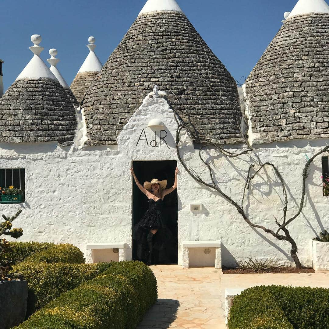 アンナ・デッロ・ルッソさんのインスタグラム写真 - (アンナ・デッロ・ルッソInstagram)「Life from Trulli ⛰👒」4月4日 20時20分 - annadellorusso