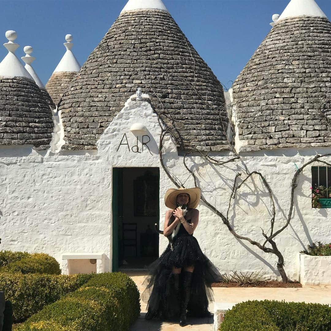 アンナ・デッロ・ルッソさんのインスタグラム写真 - (アンナ・デッロ・ルッソInstagram)「Life from Trulli ⛰👒」4月4日 20時20分 - annadellorusso