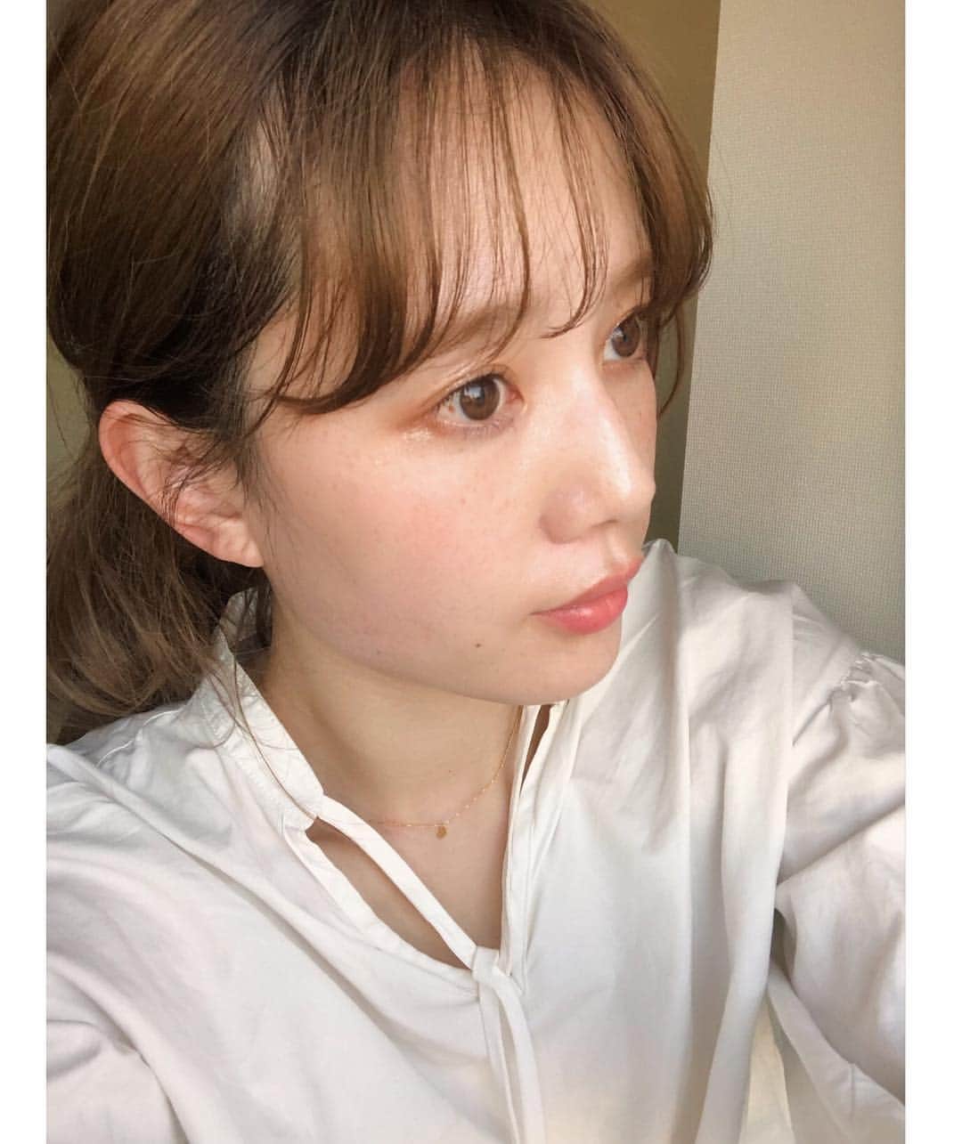 目見田早弥子のインスタグラム：「| 🌸 奈良に帰った時に約2年ぶりの美勝鍼灸院へ... New menuのセルキュアをやってもらいました◯ 日本人は口を閉じてても喋れるから 顔の筋肉が全然使えていないんだそうで、 使えてる人でも３分の２程度なんやって😭💦 セルキュアはEMSで顔の筋肉を強制的に動かすので お顔全体がリフトアップされるし 筋肉が動くことで肌も透明感が増して トーンアップするんです！ 実際、施術後はキュッと顔が 引っ張り上げられてる感じがしたし 私が一番驚いたのは 鼻筋がめっちゃ通って鼻が高くなっていたこと❣️ 鼻は脂肪がほとんどやから 浮腫んで大きくなるらしいです、怖い。 リンパもゴリゴリ流してもらって 妊娠中〜産後１年で浮腫みまくった顔を スッキリさせてもらいました😭 私のヒドイBefore＆Afterは先生のところにあります🤣 ほんまに先生様々です。いつもありがとうございます🌿 あまりにも私の浮腫みやコリがひどかったので 来週の東京出張の予約取ってしまいました😂🌟 4/7,8で東京でも施術してもらえるので 気になる人は @bikatsushinkyuin まで 問い合わせてみてください！ ほんまに先生のこと信用してる&効果実感してるので 他のところ行けなくなりました🌼」