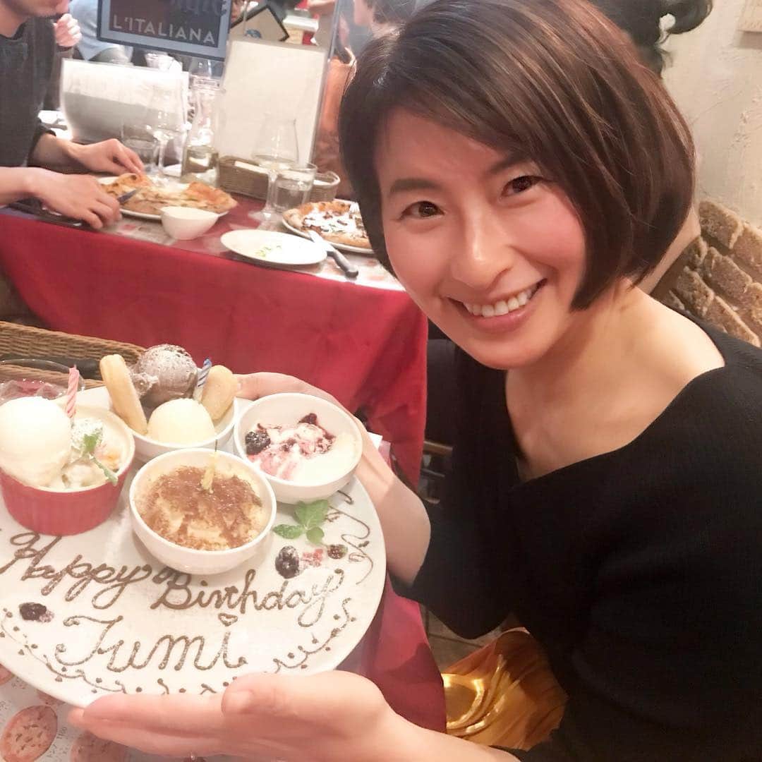 池山文のインスタグラム：「昨日45歳になりました😆。 みなさま、暖かいお祝いのメッセージ、本当にありがとうございます。 誕生日当日も、生徒さまからご指名をいただき、スピーチレッスンを行いました。何歳になっても求めていただける、というのは本当に幸せな事ですね！ありがとうございます！ そして。夜は、家族で過ごしました。バースデーディナーとバースデープレートの予約は、私が自分で勝手に行いました。 店員さんがハッピーバースデーを歌いながらプレートを持ってきて、家族はみんな、ポカーン😵。主役以外へのサプライズ、大成功！でした🤣。 #birthday #フリーアナウンサー #話し方講師 #スピーチトレーナー #ワーママ #双子の母」