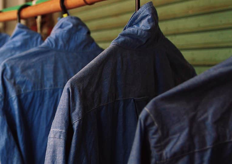 アナクロノームさんのインスタグラム写真 - (アナクロノームInstagram)「「気に入っていたアイテムを藍色で再び」  日本の藍染め伝統技法「天然灰汁発酵建て」を用いて一着を染め上げる。 徳島県から藍師・染師の渡邉健太さんをお迎えし、藍染めのイベントをANACHRONORM の直営店舗 バランス岡山にて開催します。 ・ ・日程 4/27(土)-4/30(火) 12:00-18:00 ・場所 BALANCE 岡山 西展示会場 岡山市北区問屋町26-107 ・　 会場では渡邉さんと直接話をしながら、あなたのお持ちのアイテムを藍染め依頼が可能です。 ・ ・ 気に入っていたけど、色落ちしてしまったアイテムなどを、もう一度あなたのお気に入りにしてみませんか？ 藍染めの料金は、染めるアイテムの重さで決まりますので、その場で話しながら重さを計り、染め依頼が可能です。 藍染め参考価格(重さで染色代が変わります) Tシャツ(men's Lサイズ 220g程度) 6,500円 スニーカー 6,000円 パンツ(チノパンを目安として 500g程度) 15,000円  会期中、会場には藍染めの全ての工程を写真で展示しております。 是非、ご相談だけでも無料ですので、イベント会場にお越しください。  藍染め相談のフォームを用意しました。 事前にアイテムや質問などを記載して頂くと会場でのやりとりがスムーズです。 お手数かもしれませんが、是非フォームに記入してみて下さい。 ・ 藍染め相談のフォーム  https://forms.gle/42SJKfovizGnfKwK6  Watanabe’s 藍師・染師　渡邉健太 阿波藍の産地として知られる徳島県上板町を拠点に、藍の栽培から、染料となる蒅(すくも)造り、藍染液の仕込みと染色、製品に仕上げるまでを一貫して行う。 蓼藍という植物の葉を乾燥、発酵させてつくる蒅をもとに、日本の伝統技法「天然灰汁発酵建て」を用いてつくられる藍色は、深みのある、冴えた色合いが美しく、色移りしにくいという特徴を持つ。 古き良き日本の伝統を残しつつ、新たな機軸で藍を伝えるべく、国内外で幅広く活動を行う。  #藍染 #徳島藍染 #体験 #藍染体験」4月4日 20時30分 - anachronorm262